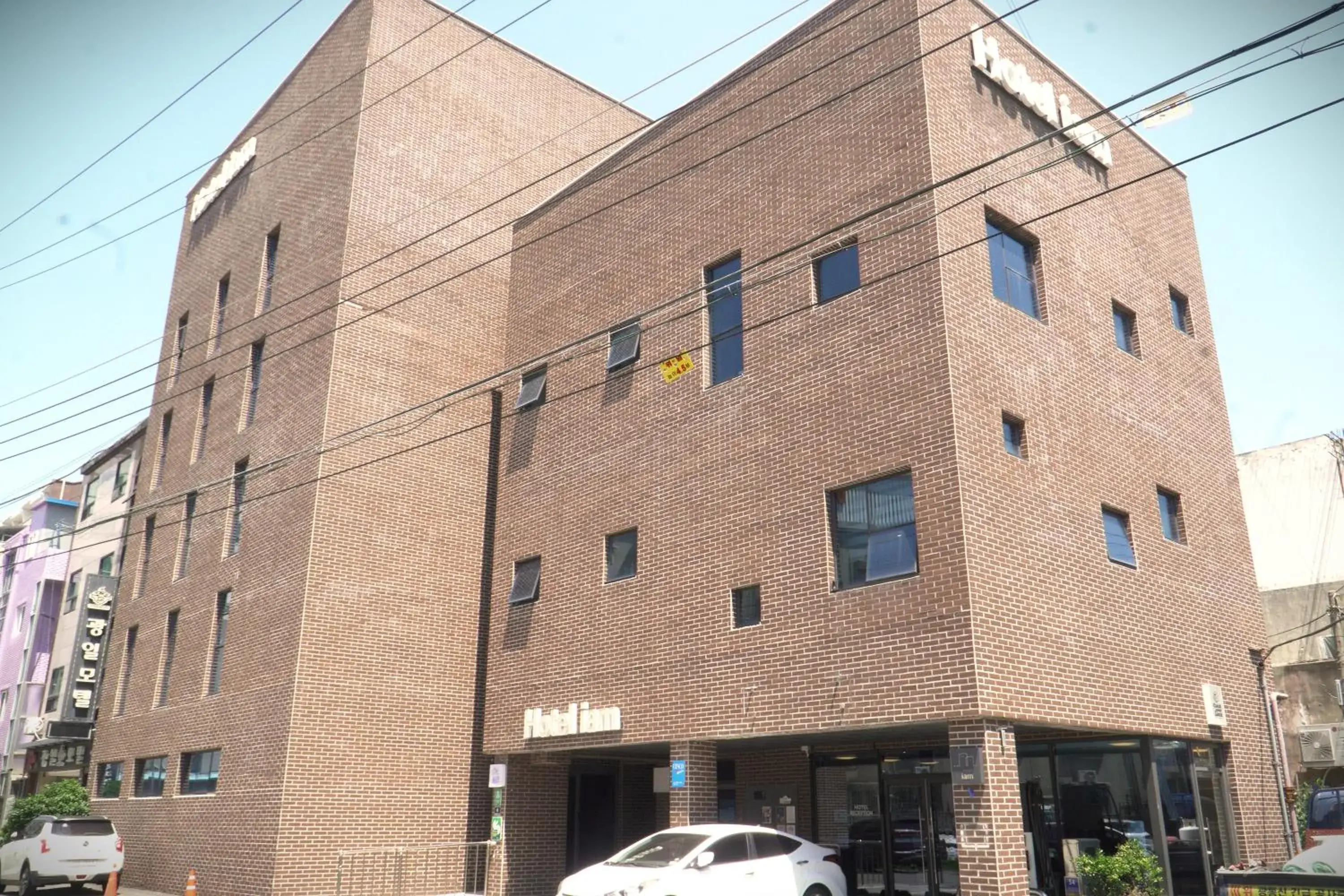 Property building in Hotel Iam Property building in Hotel Iam