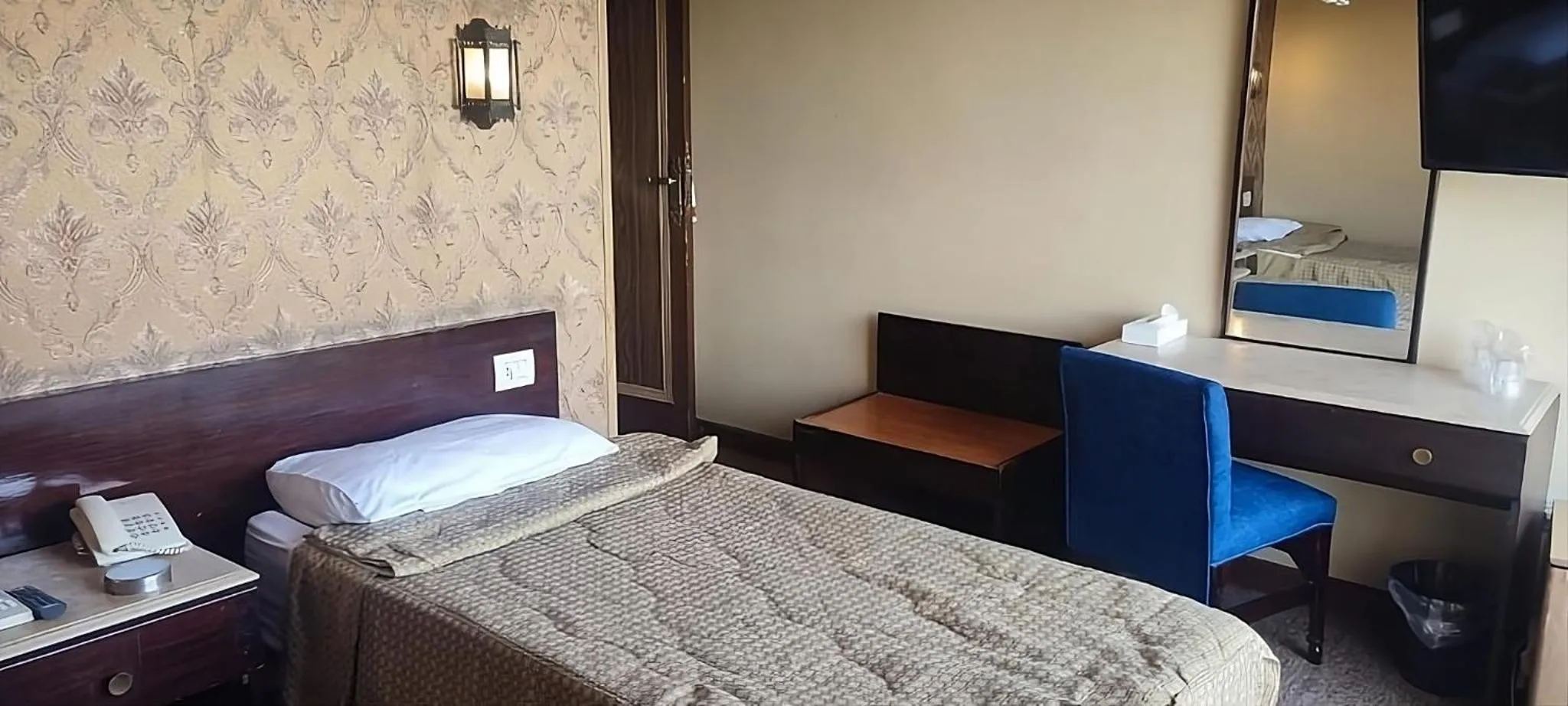 Photo of the whole room, Bed in St George Hotel Cairo