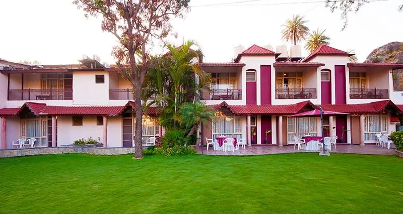 Garden, Property Building in Hotel Silver Oak