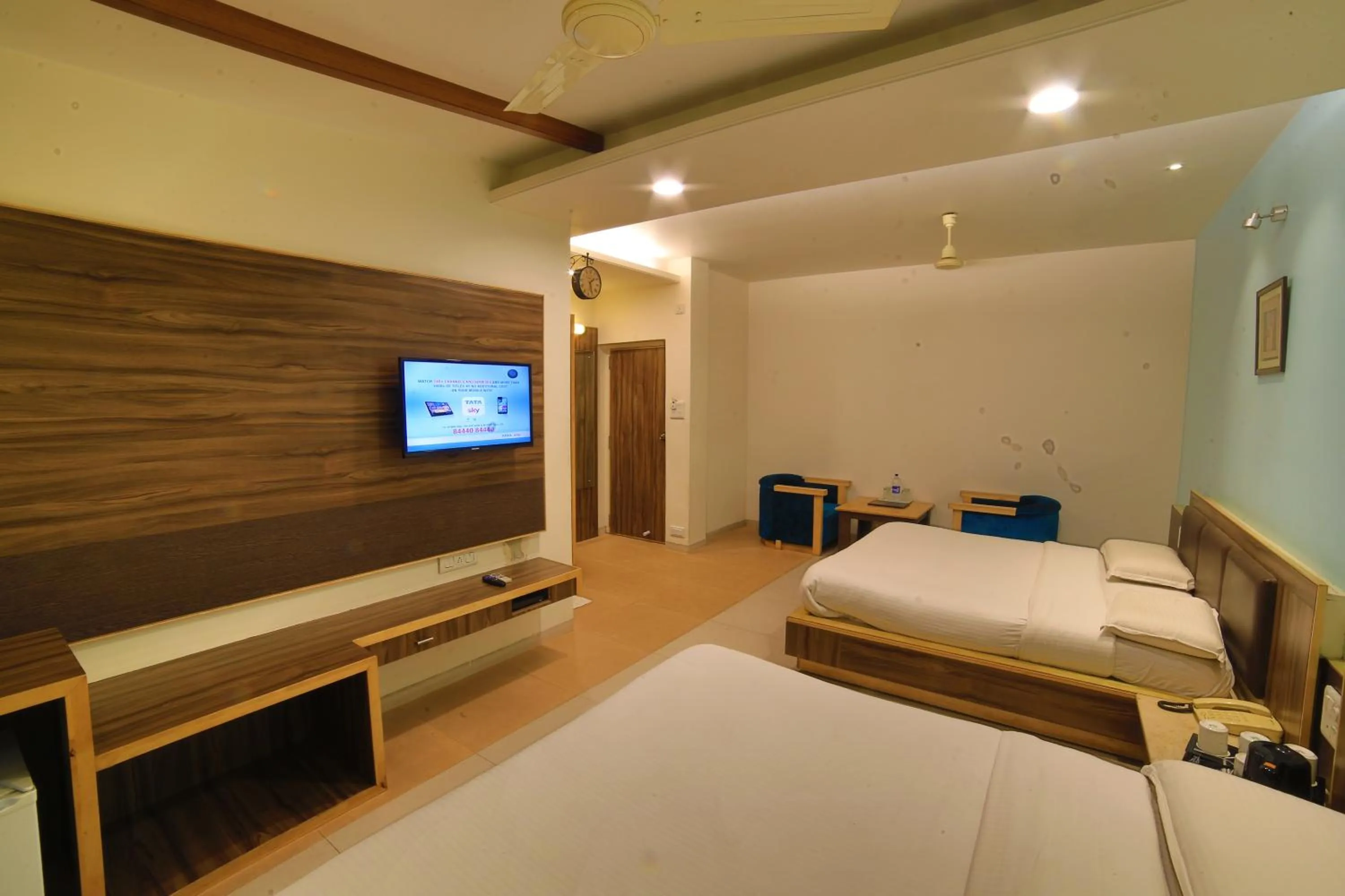 Photo of the whole room, TV/Entertainment Center in Hotel Silver Oak