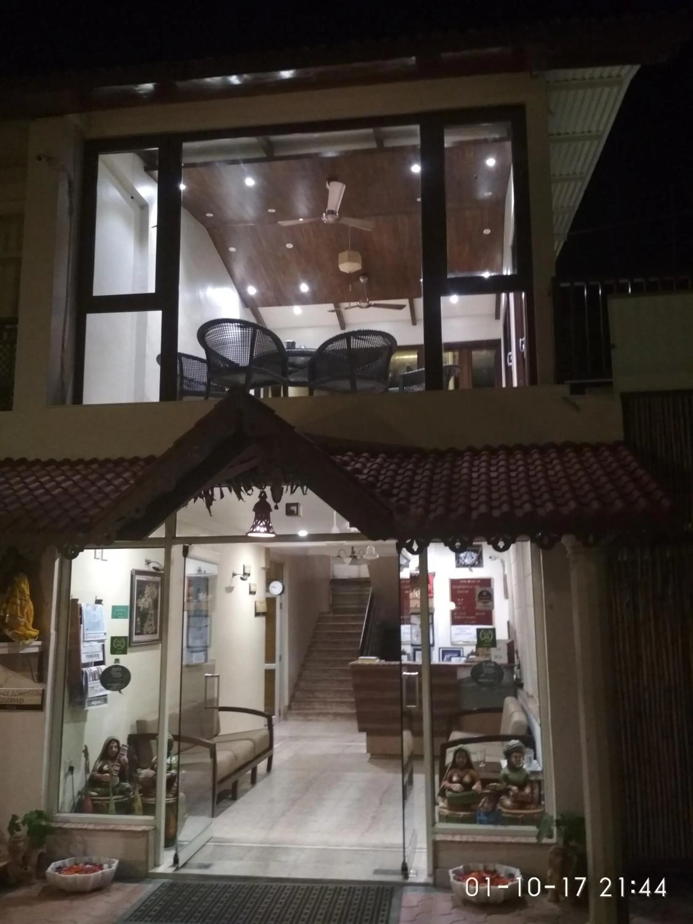 Restaurant/places to eat in Hotel Silver Oak