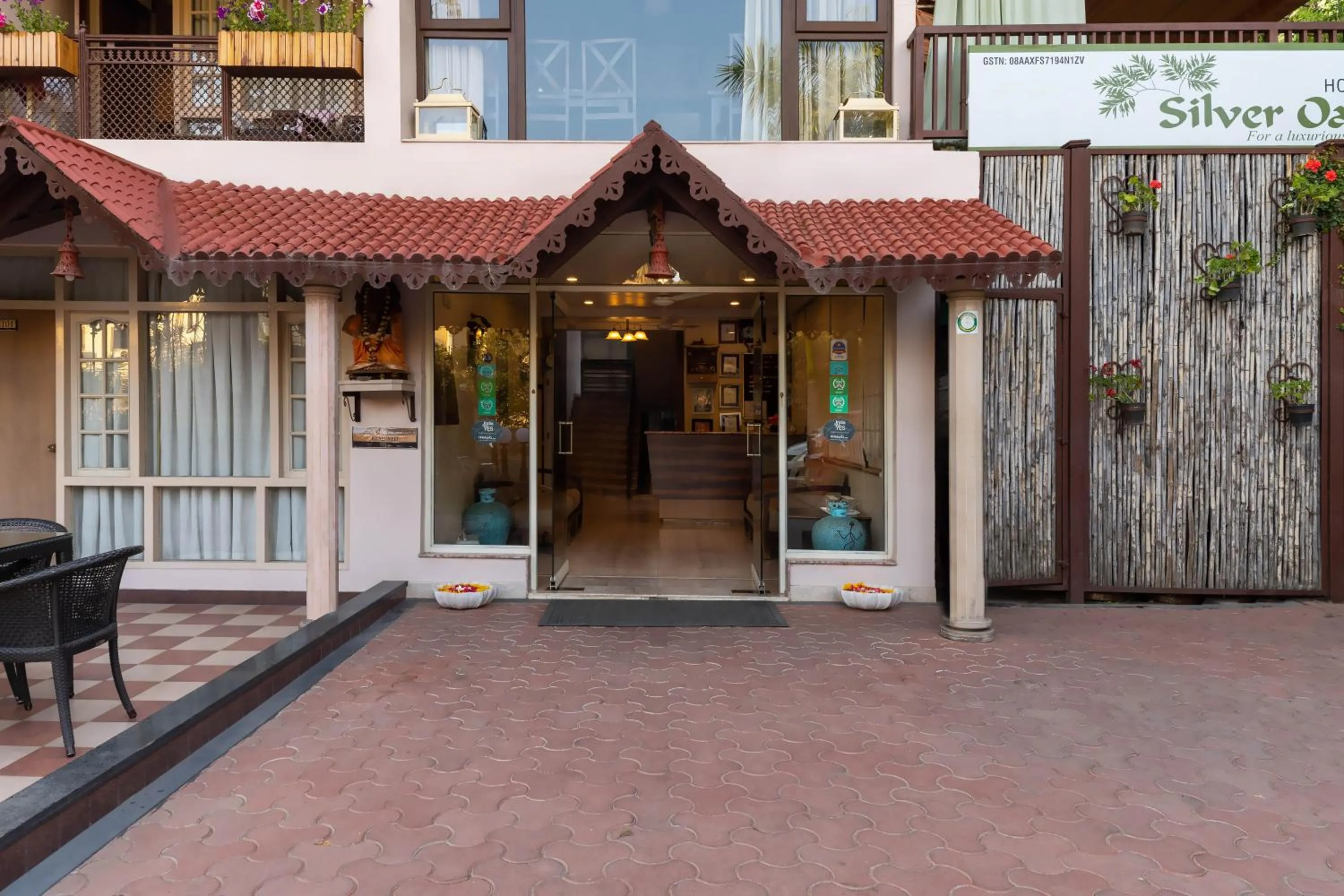 Facade/entrance in Hotel Silver Oak