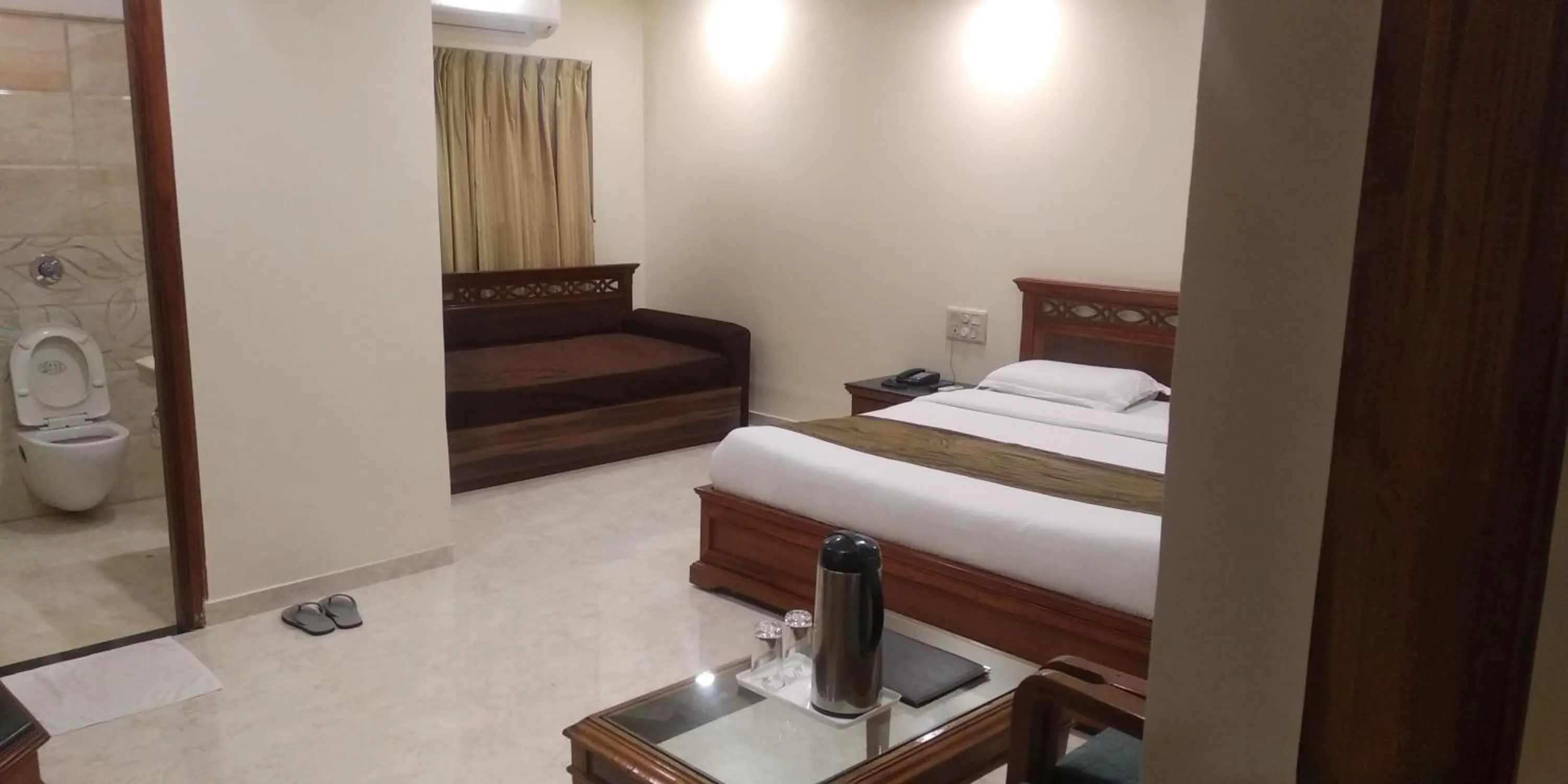 Photo of the whole room in Hotel Silver Oak