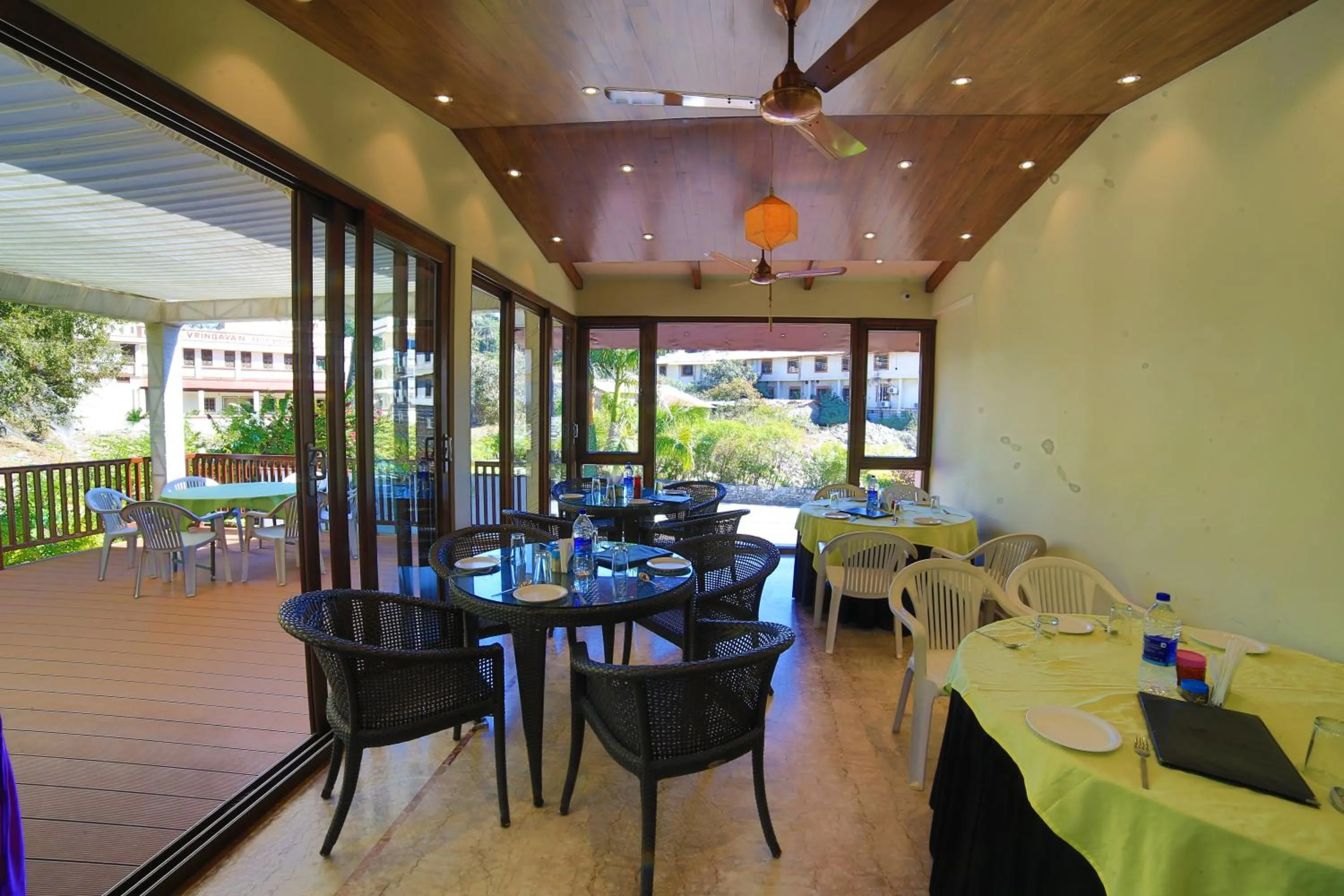 Restaurant/Places to Eat in Hotel Silver Oak