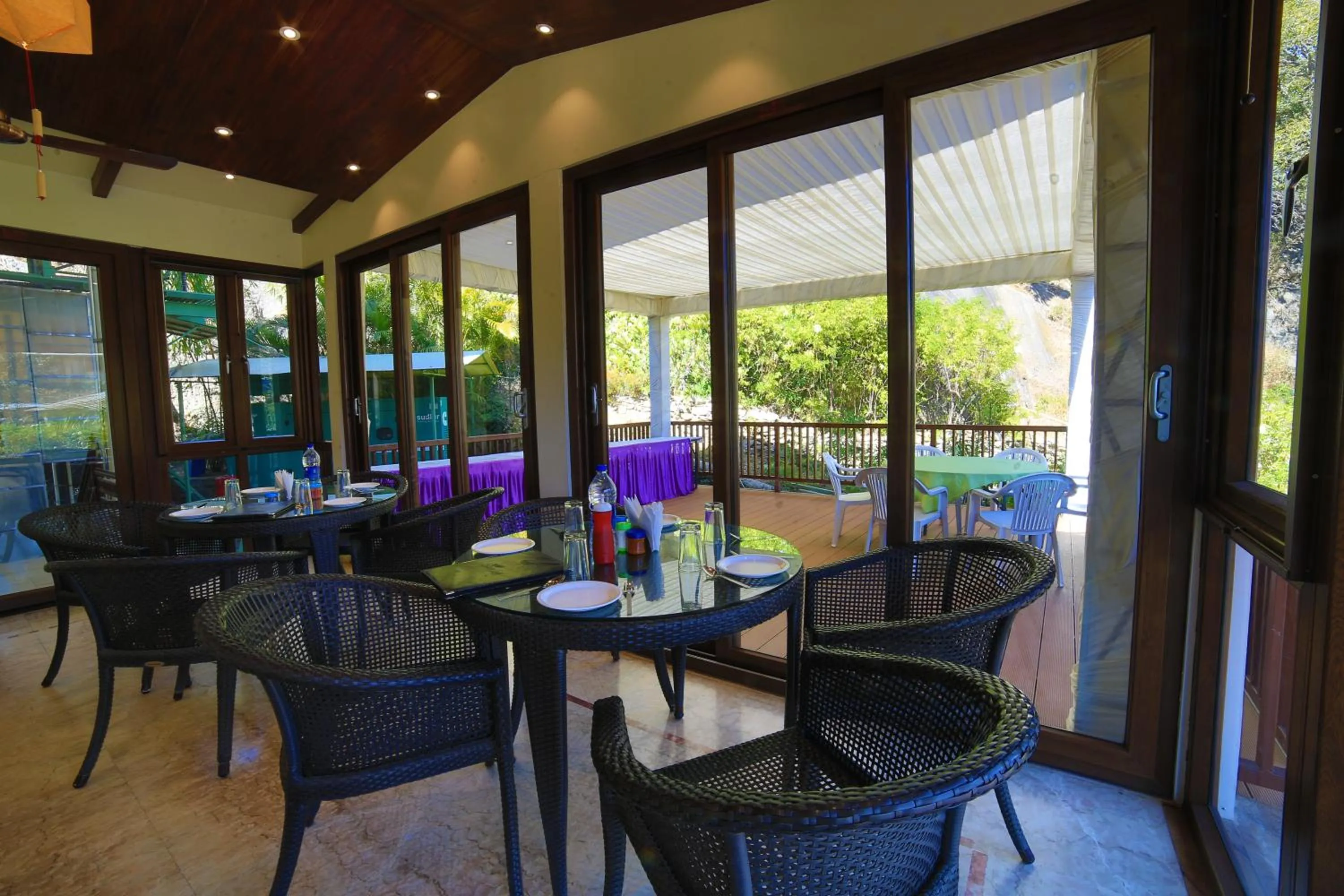 Restaurant/places to eat in Hotel Silver Oak