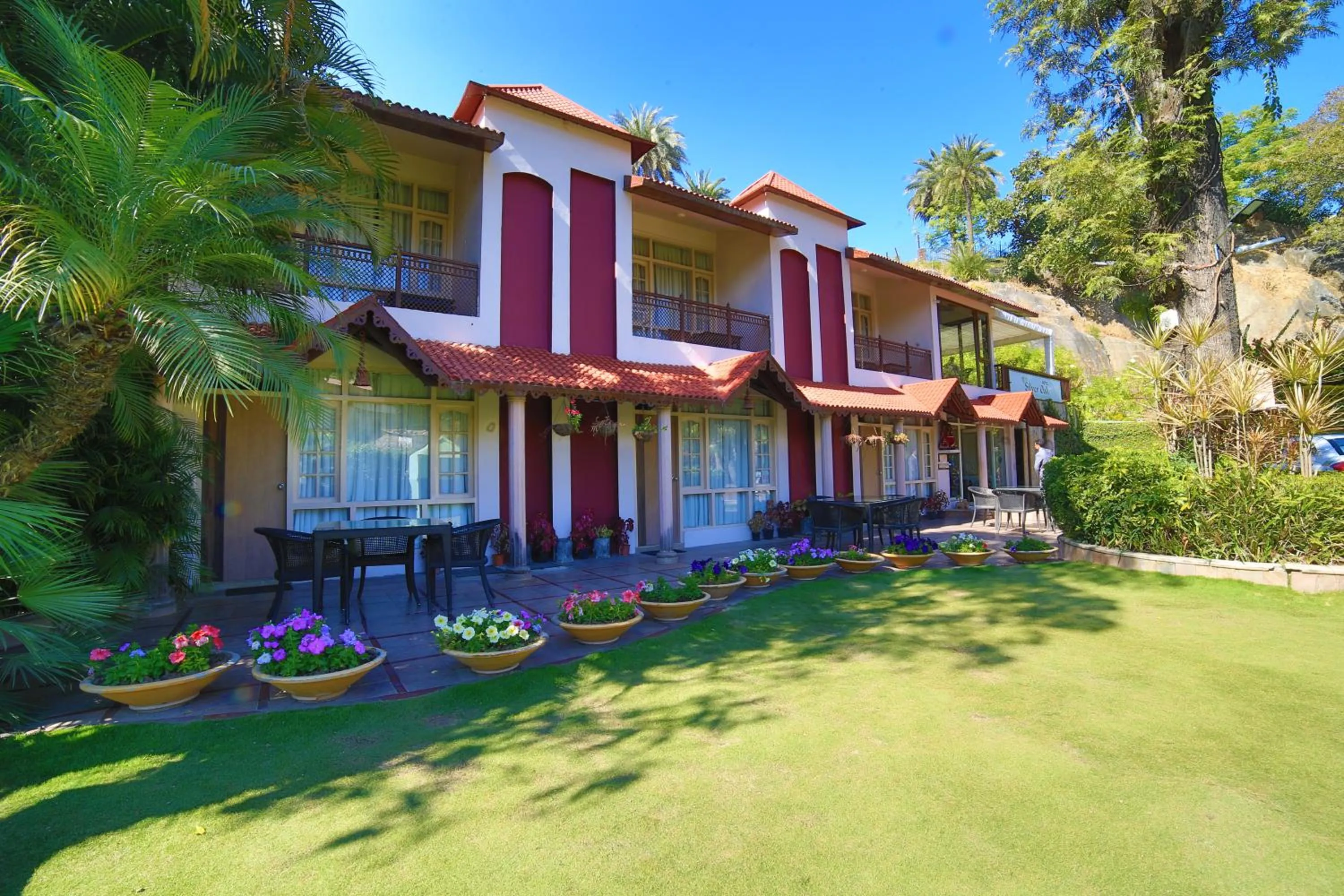 Garden, Property Building in Hotel Silver Oak