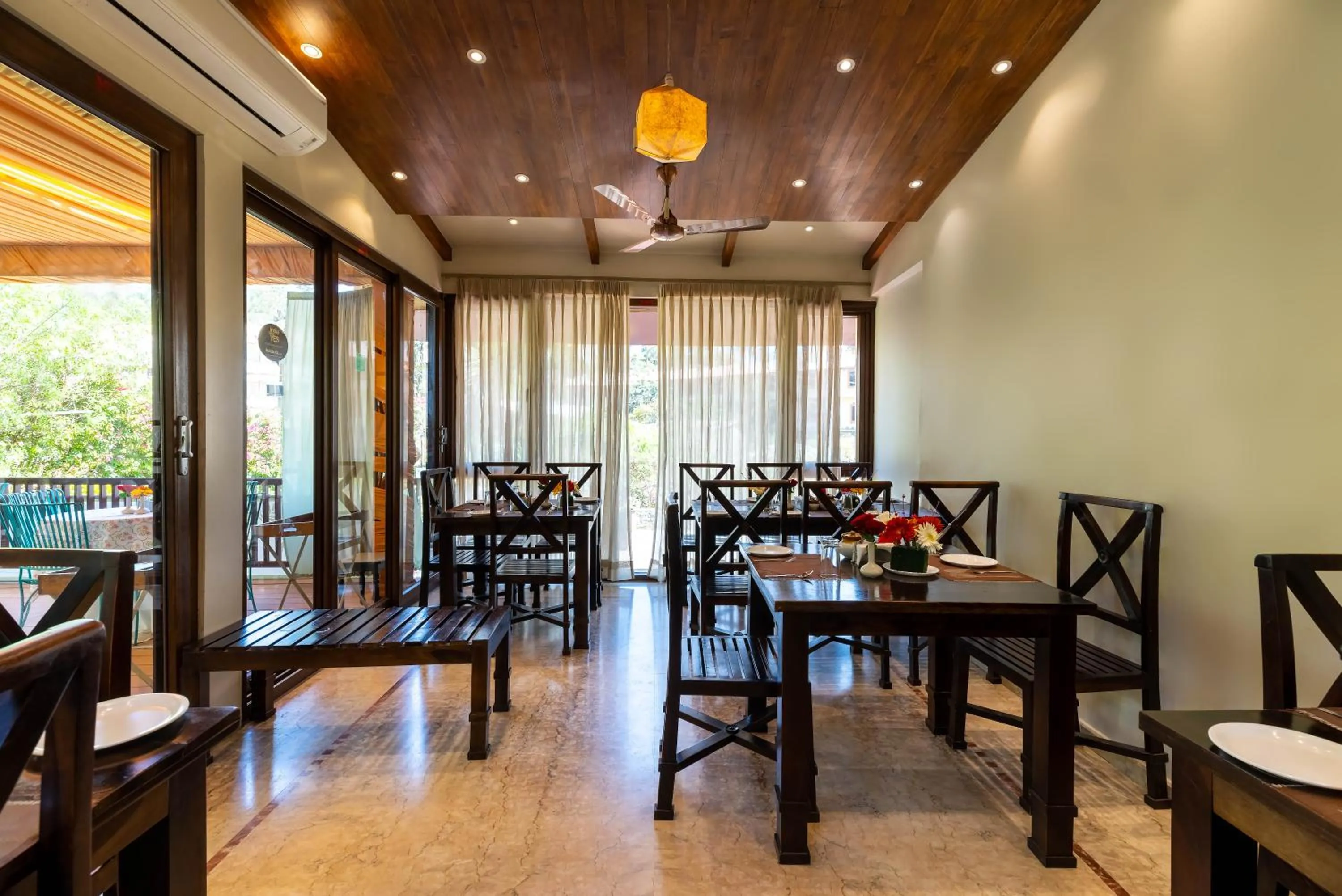 Restaurant/Places to Eat in Hotel Silver Oak