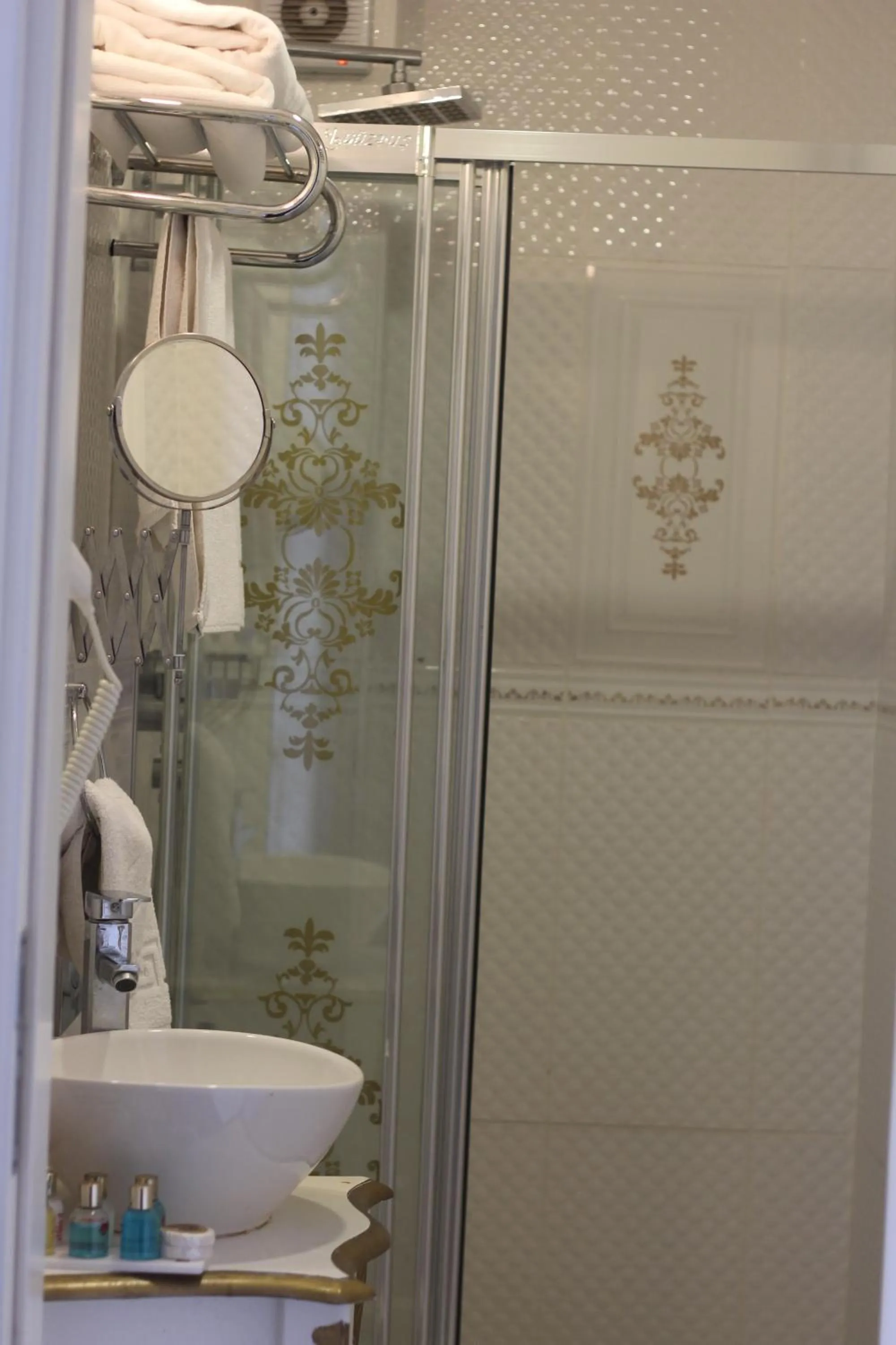 Shower in Gulhane Garden Hotel