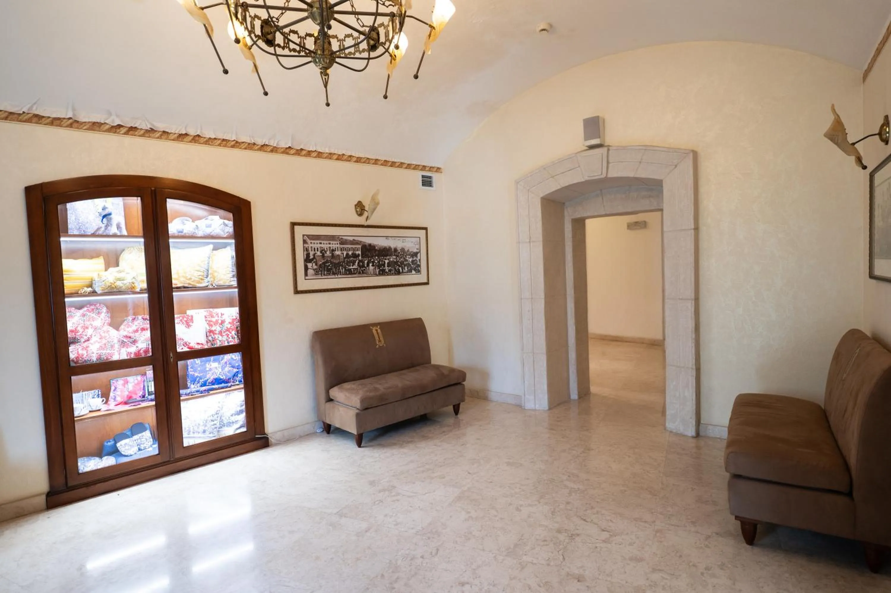 Library in Citadel Inn Gastro Boutique Hotel - Готель Цитадель Львів