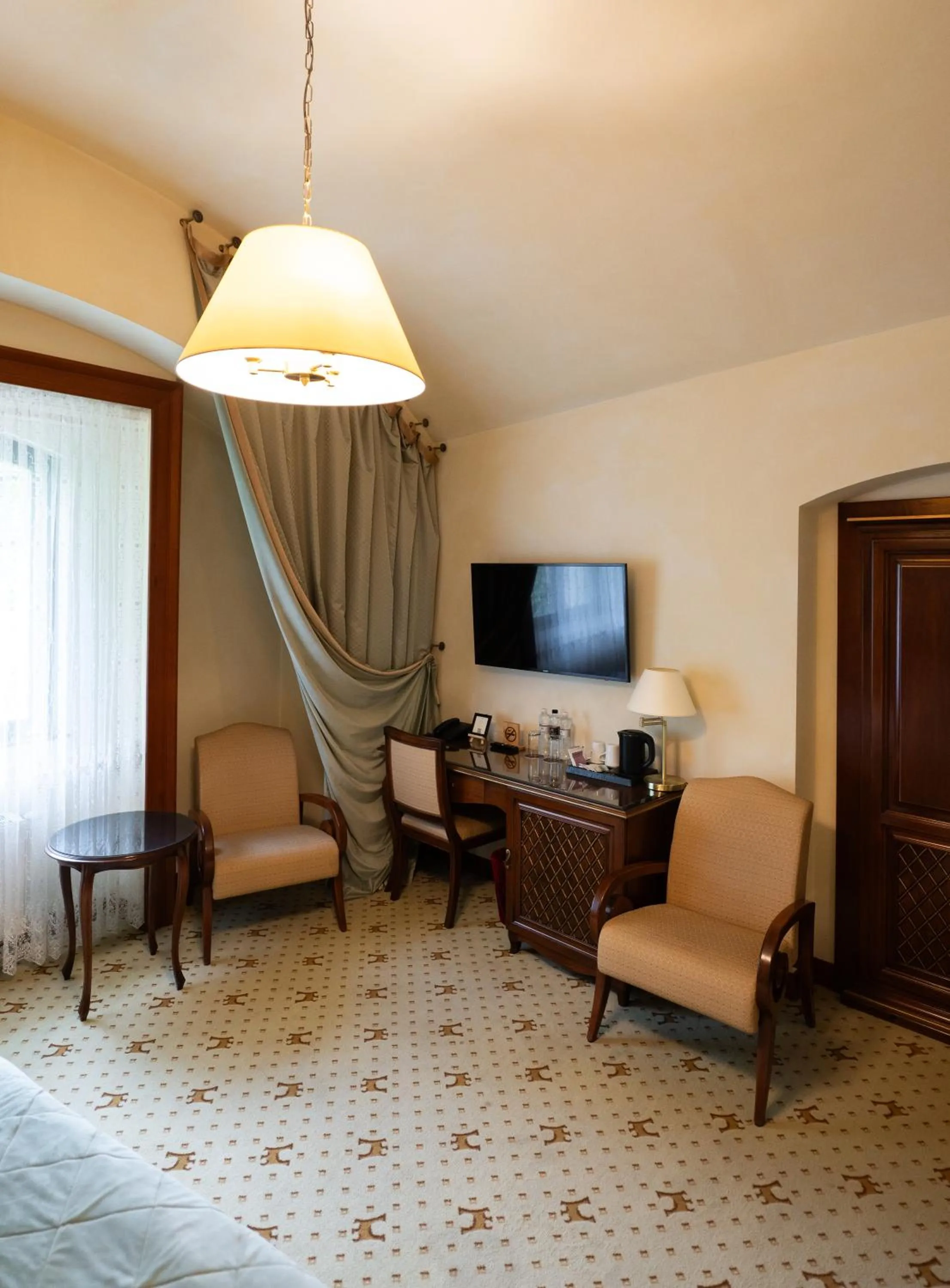 TV and multimedia, Bed in Citadel Inn Gastro Boutique Hotel - Готель Цитадель Львів