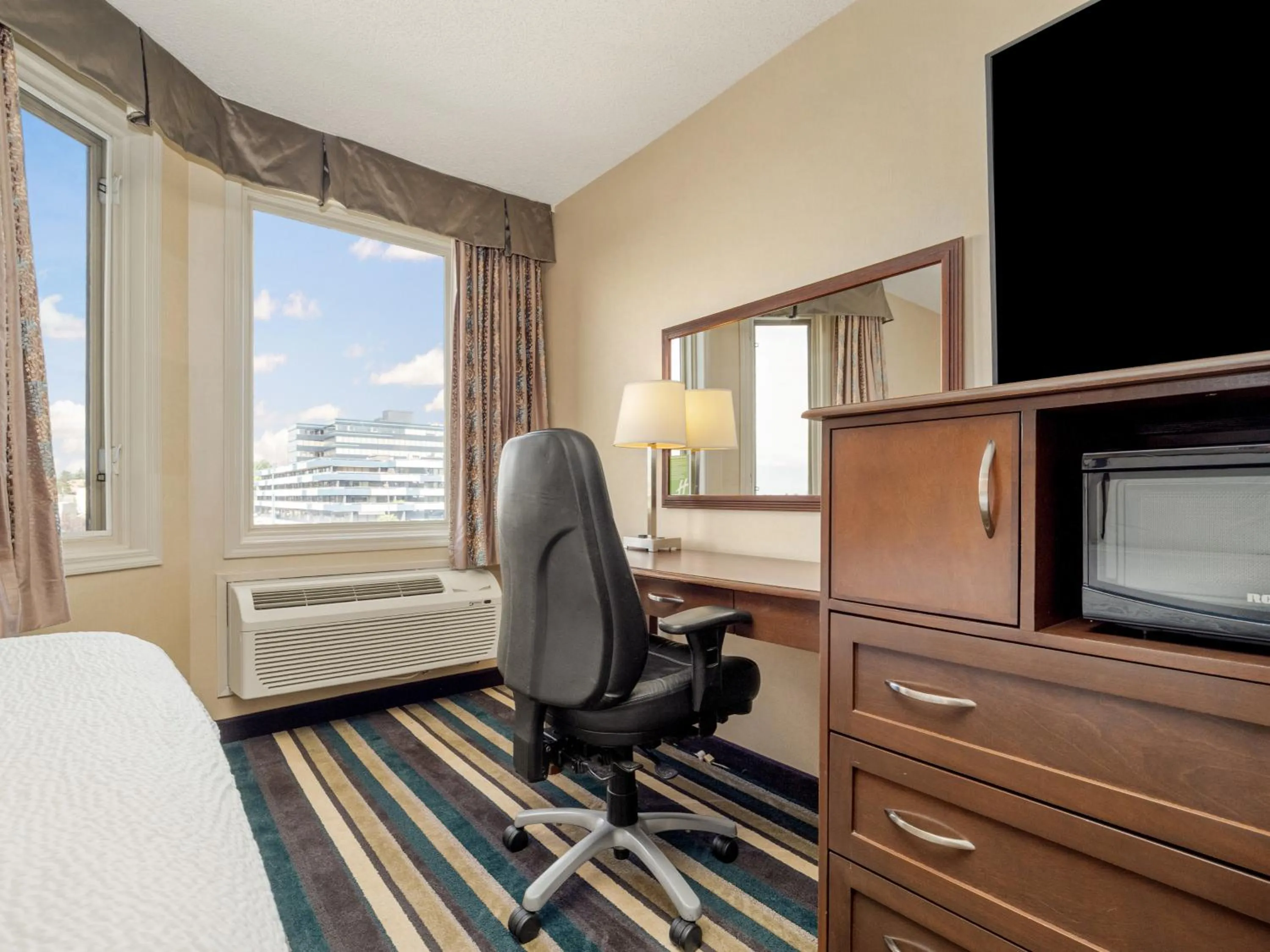 TV and multimedia in Holiday Inn Conference Centre Edmonton South by IHG