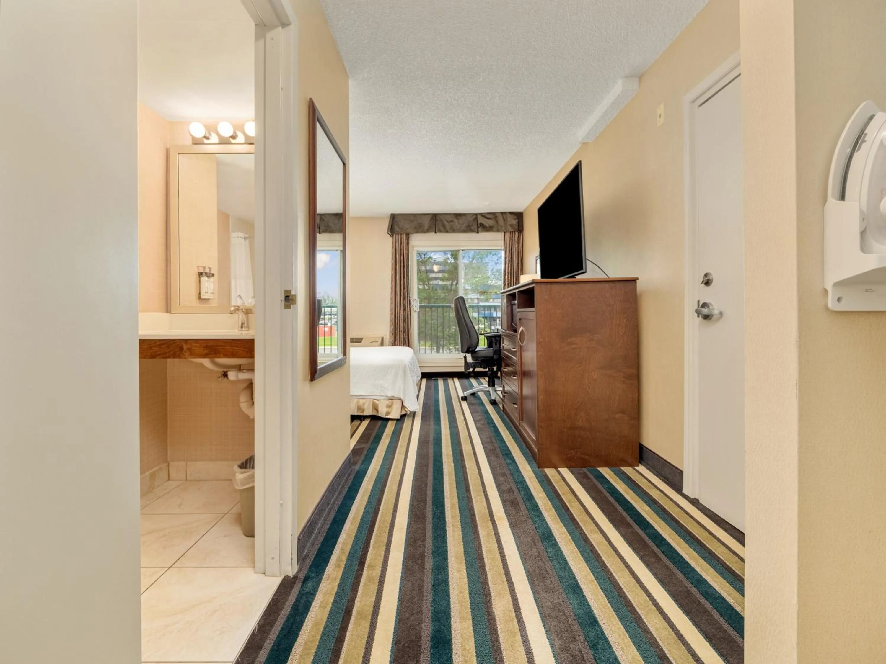 Photo of the whole room in Holiday Inn Conference Centre Edmonton South by IHG