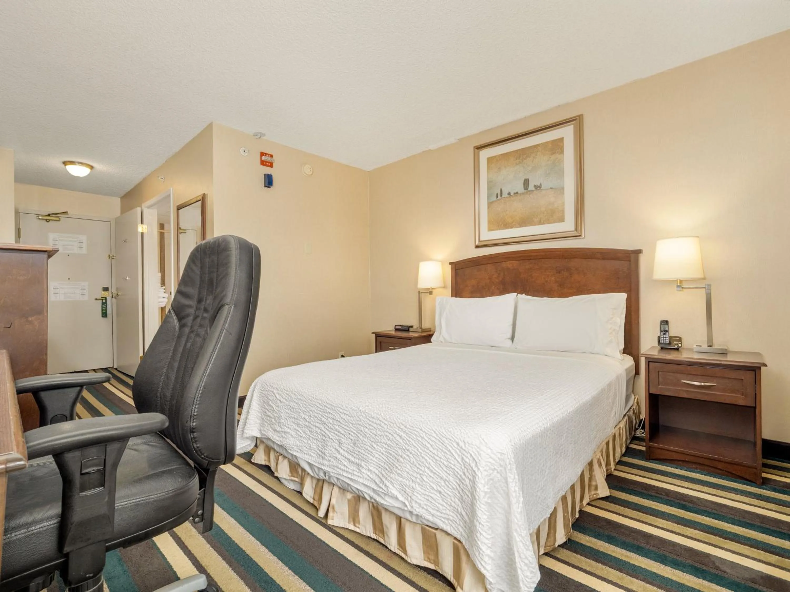 Photo of the whole room, Bed in Holiday Inn Conference Centre Edmonton South by IHG