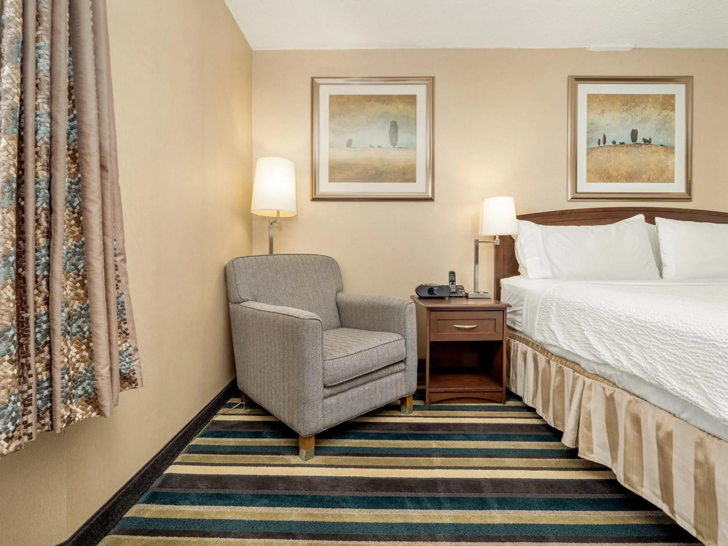 Seating area, Bed in Holiday Inn Conference Centre Edmonton South by IHG Seating area, Bed in Holiday Inn Conference Centre Edmonton South by IHG