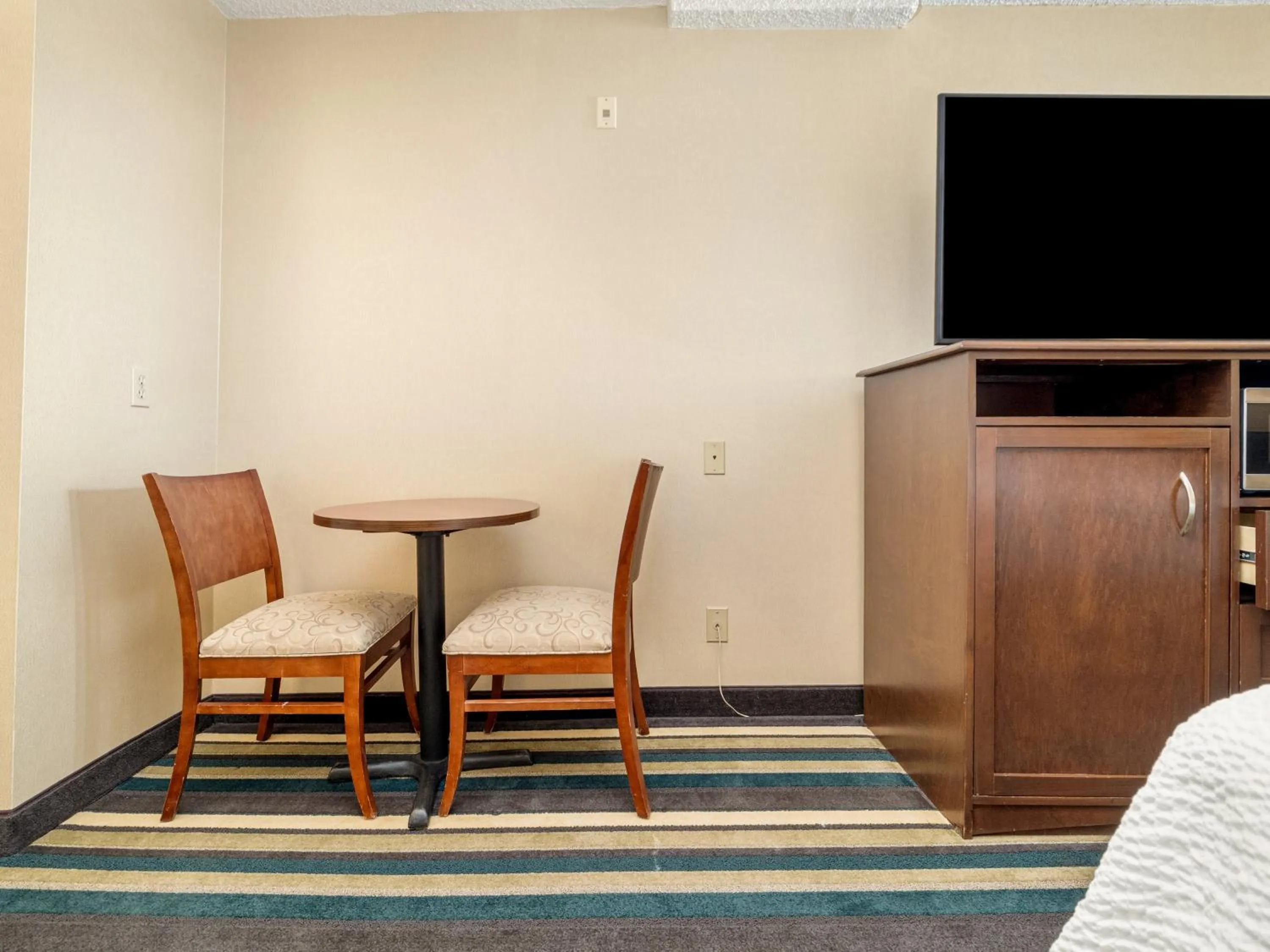 Photo of the whole room in Holiday Inn Conference Centre Edmonton South by IHG