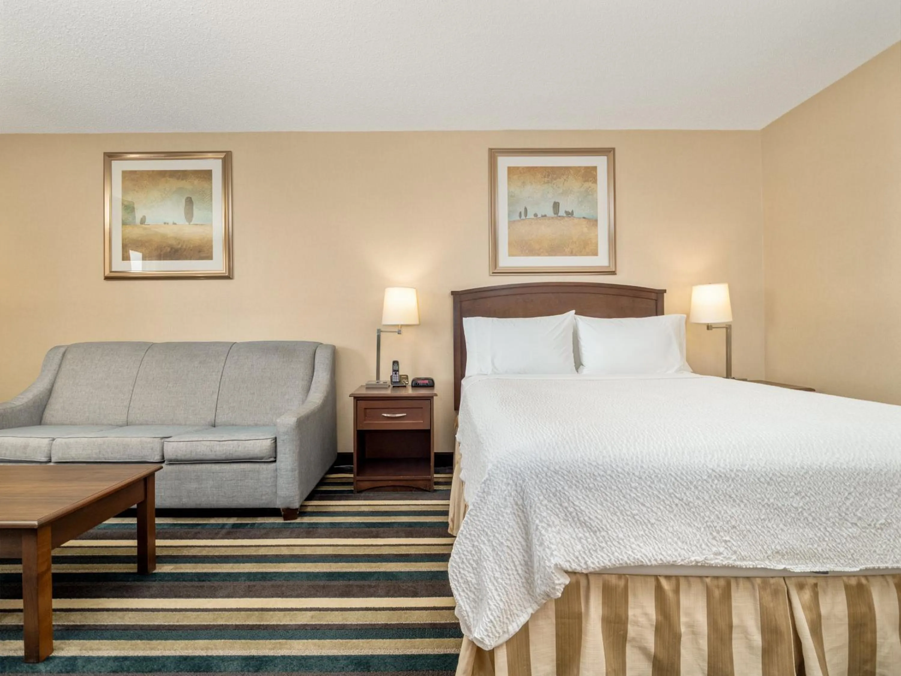 Photo of the whole room, Bed in Holiday Inn Conference Centre Edmonton South by IHG