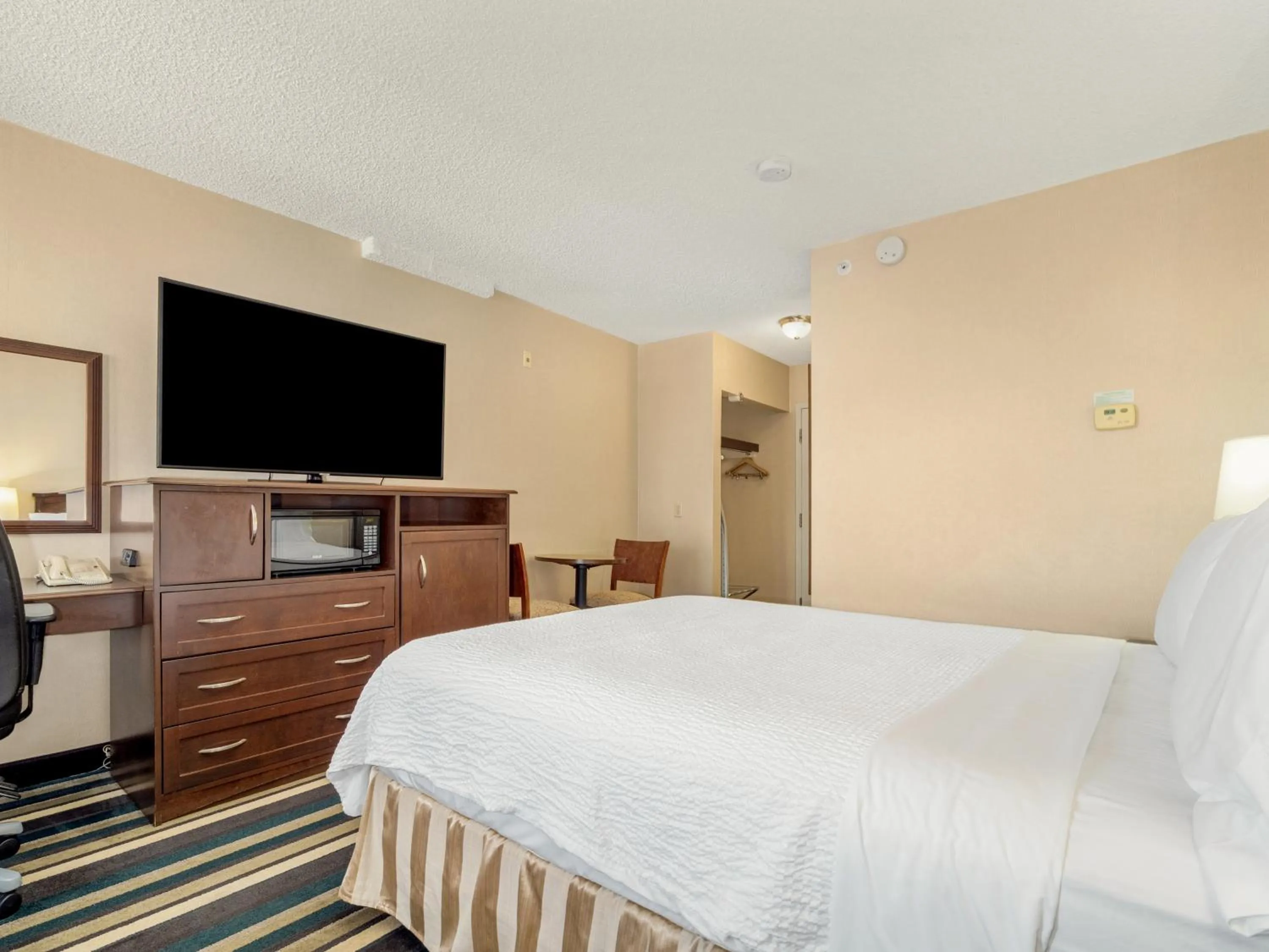 TV and multimedia, Bed in Holiday Inn Conference Centre Edmonton South by IHG