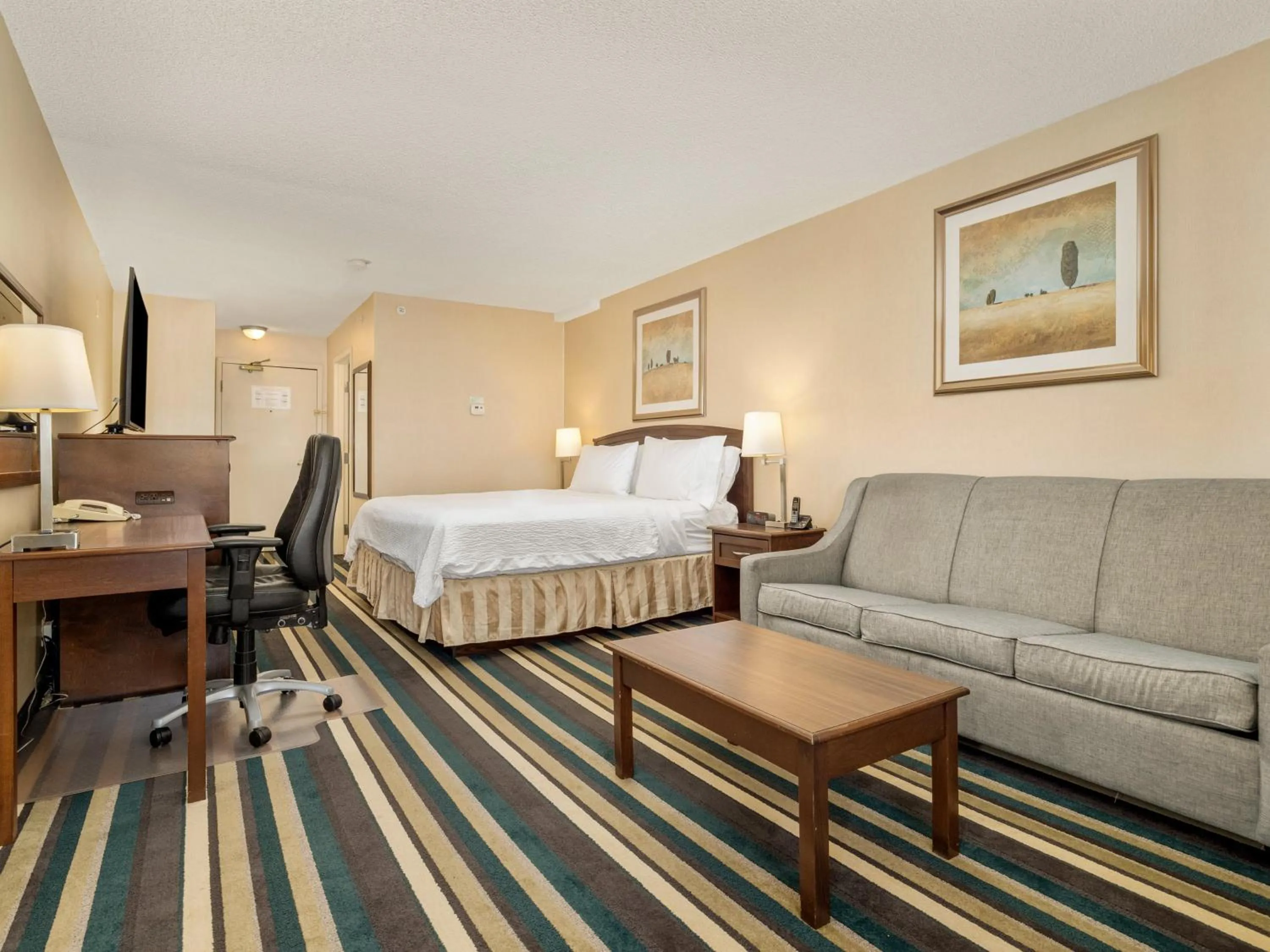 Photo of the whole room, Bed in Holiday Inn Conference Centre Edmonton South by IHG