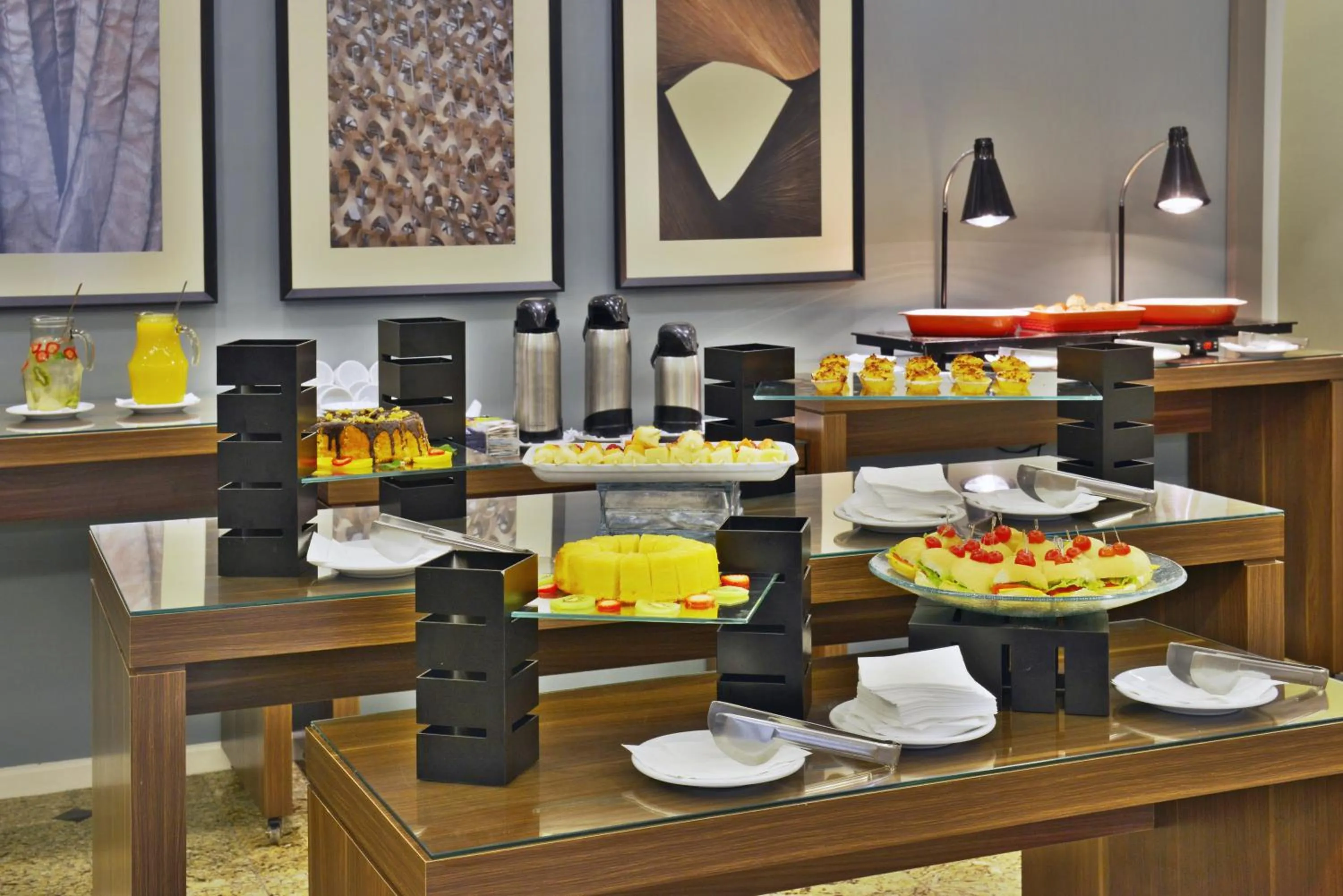 Restaurant/places to eat in Hotel Deville Curitiba