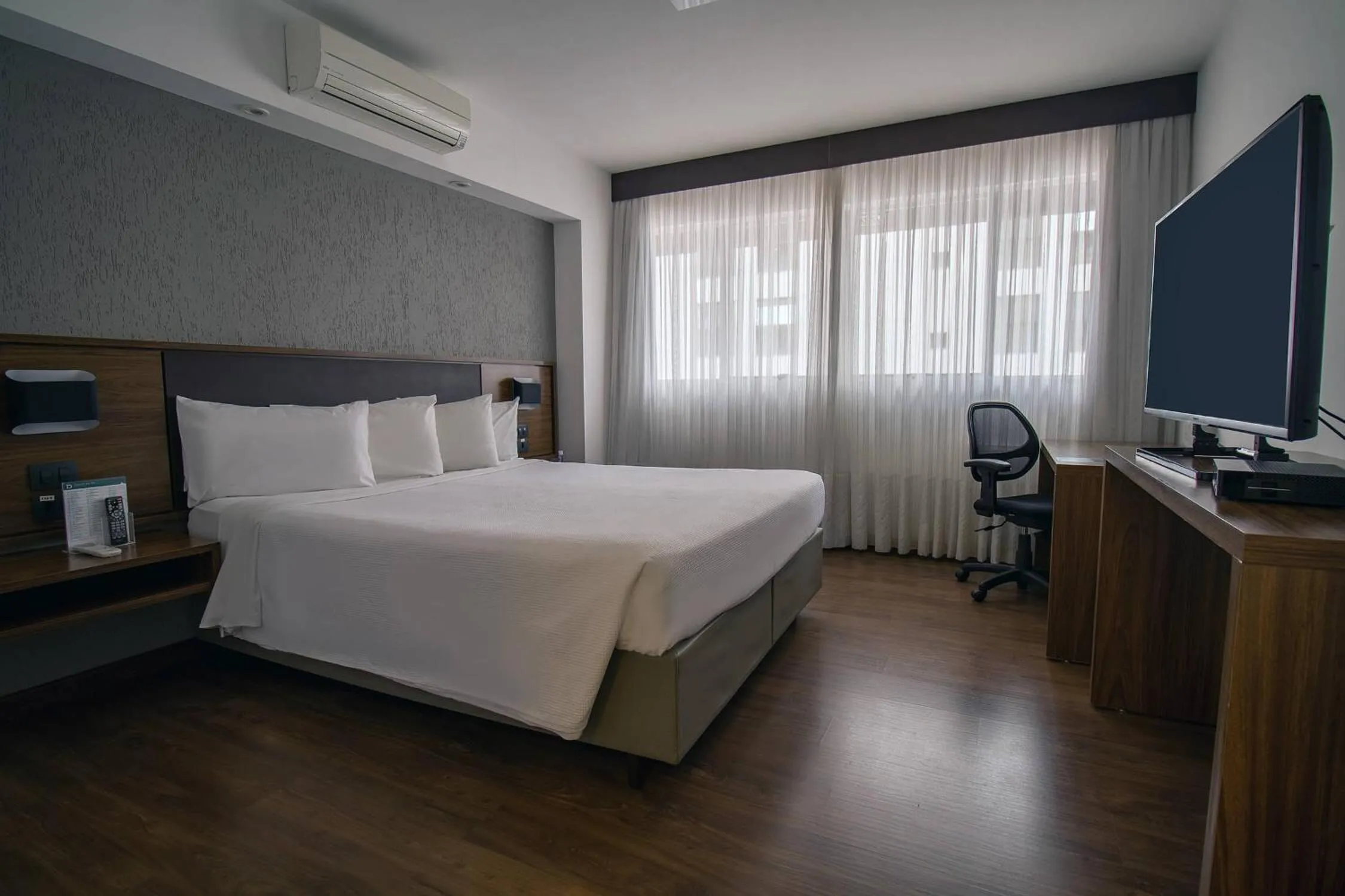 Bed in Hotel Deville Curitiba