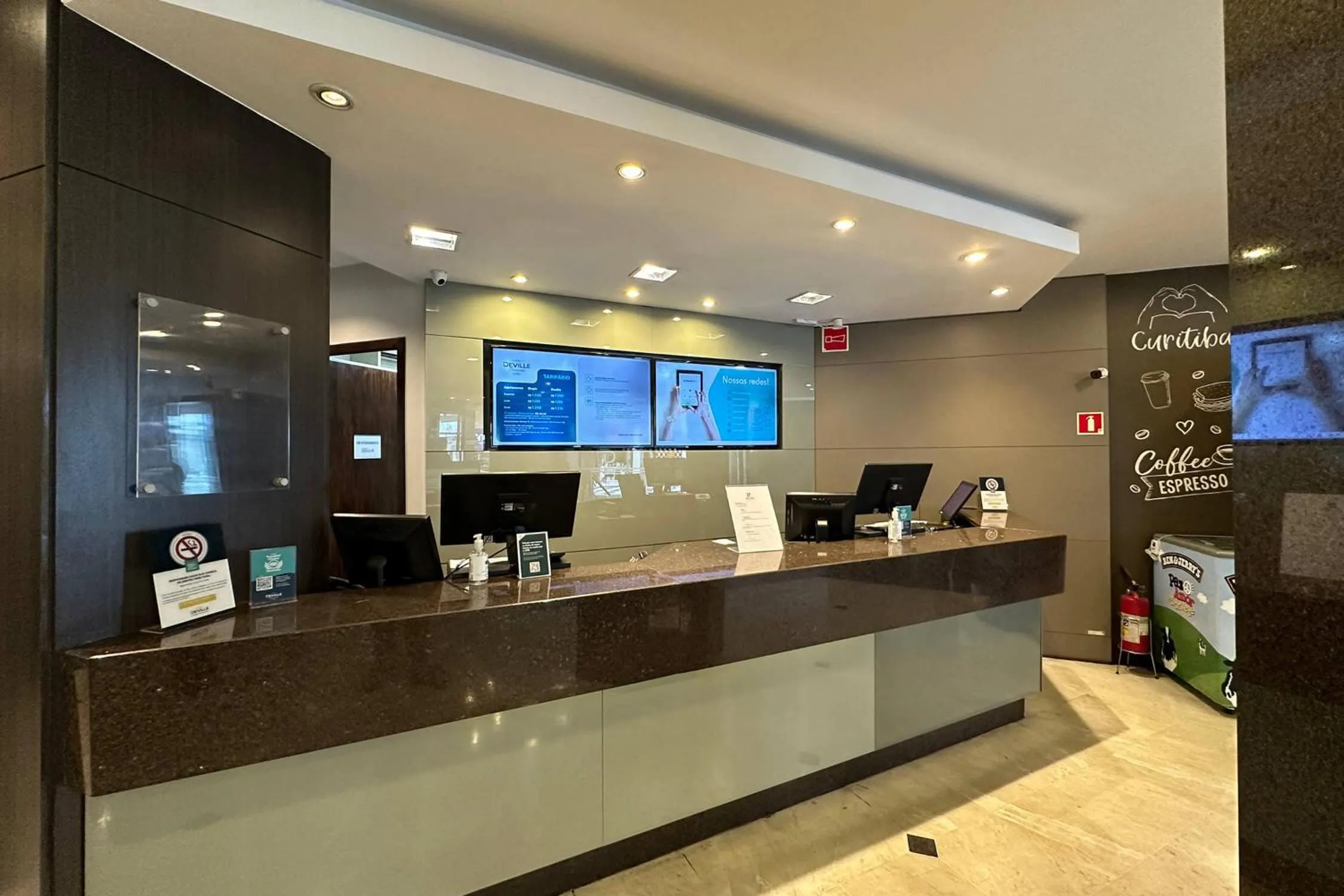 Lobby or reception in Hotel Deville Curitiba