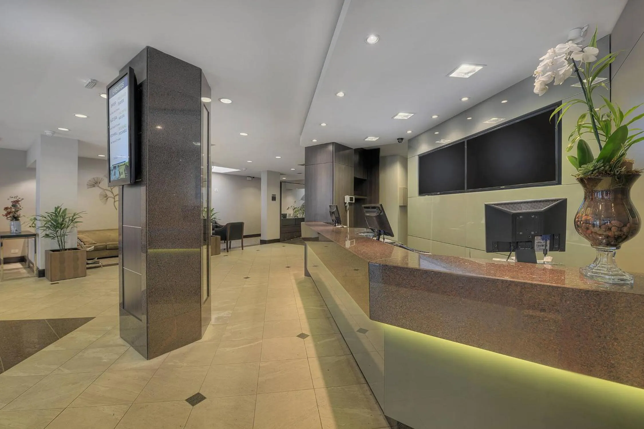 Lobby or reception in Hotel Deville Curitiba