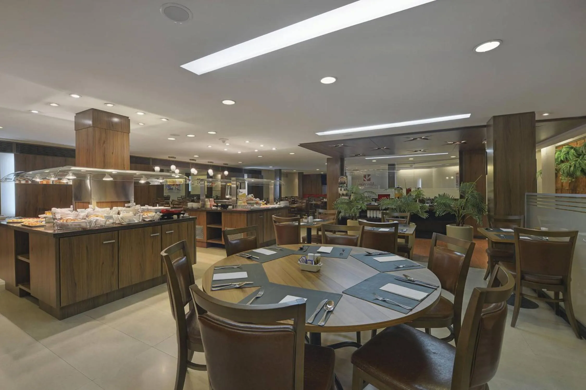 Restaurant/places to eat in Hotel Deville Curitiba