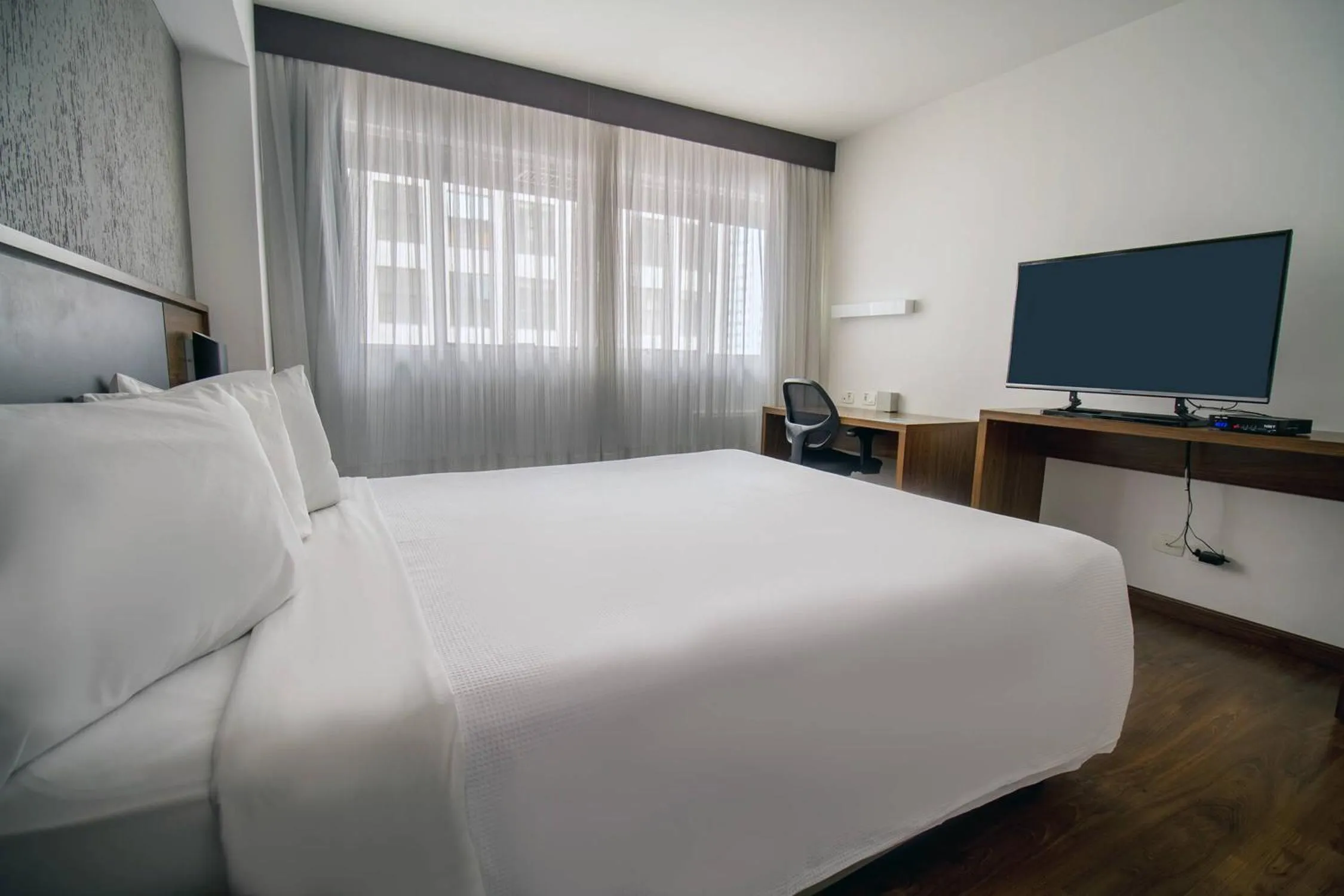 Bed in Hotel Deville Curitiba