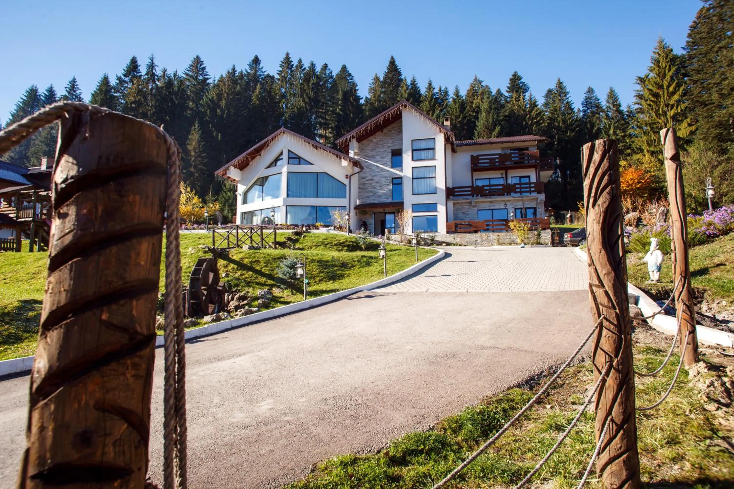 Facade/entrance in Pension Perla Bucovinei