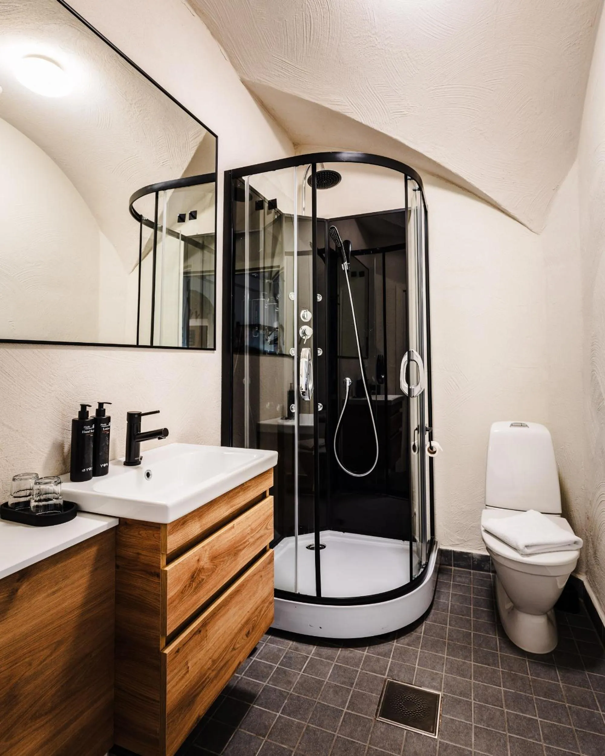 Shower in Apukka Resort