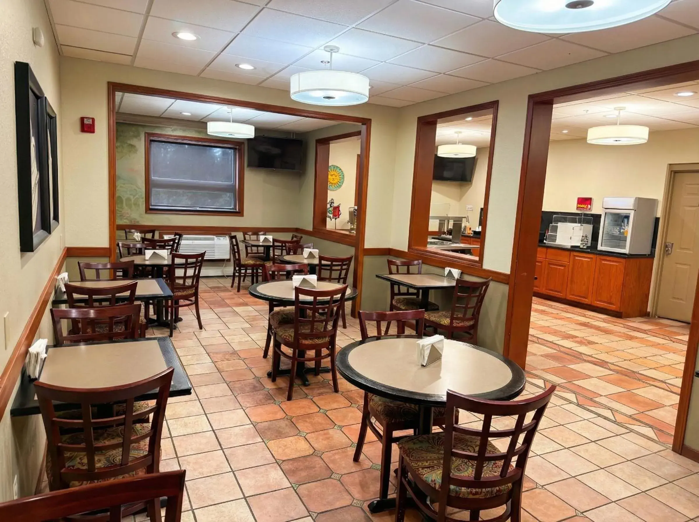 Breakfast in Best Western Plus Sandusky Hotel & Suites Breakfast in Best Western Plus Sandusky Hotel & Suites