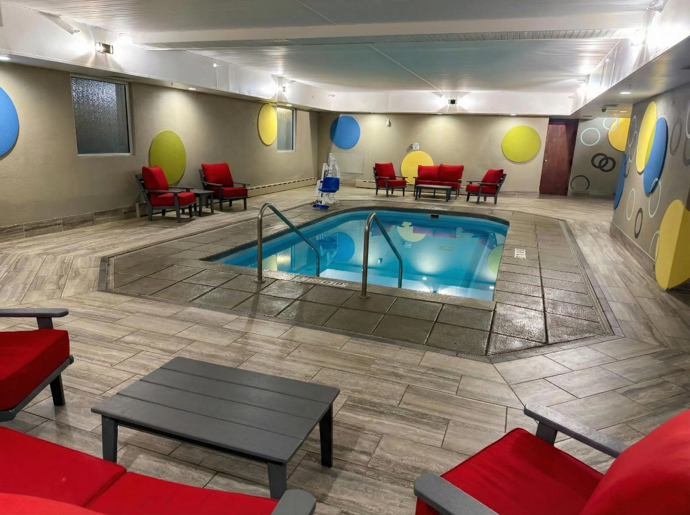Swimming pool in Best Western Plus Sandusky Hotel & Suites