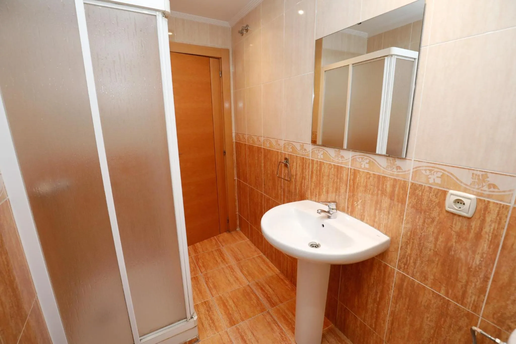 Shower in Hostal Conde David