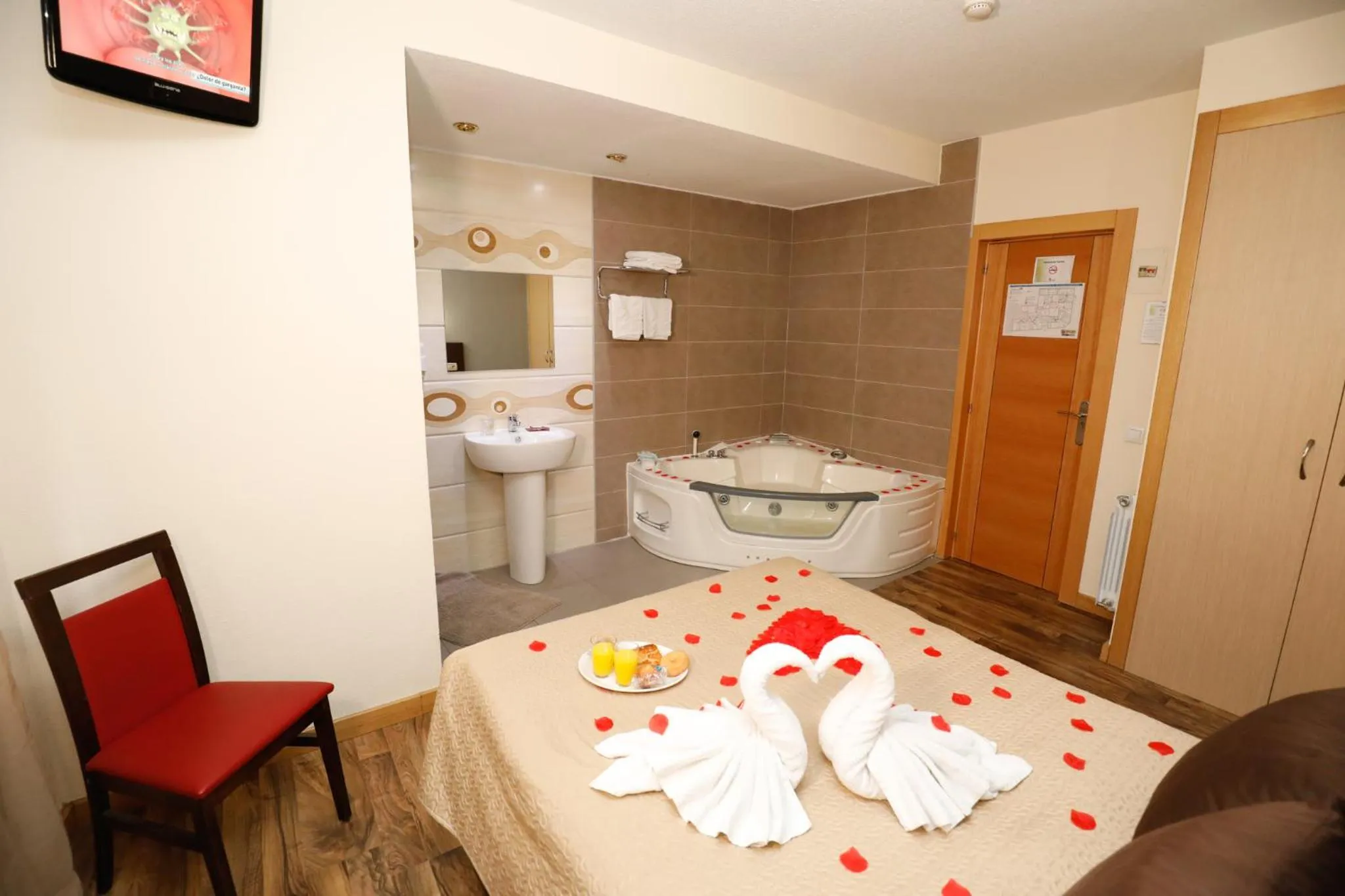 Photo of the whole room in Hostal Conde David