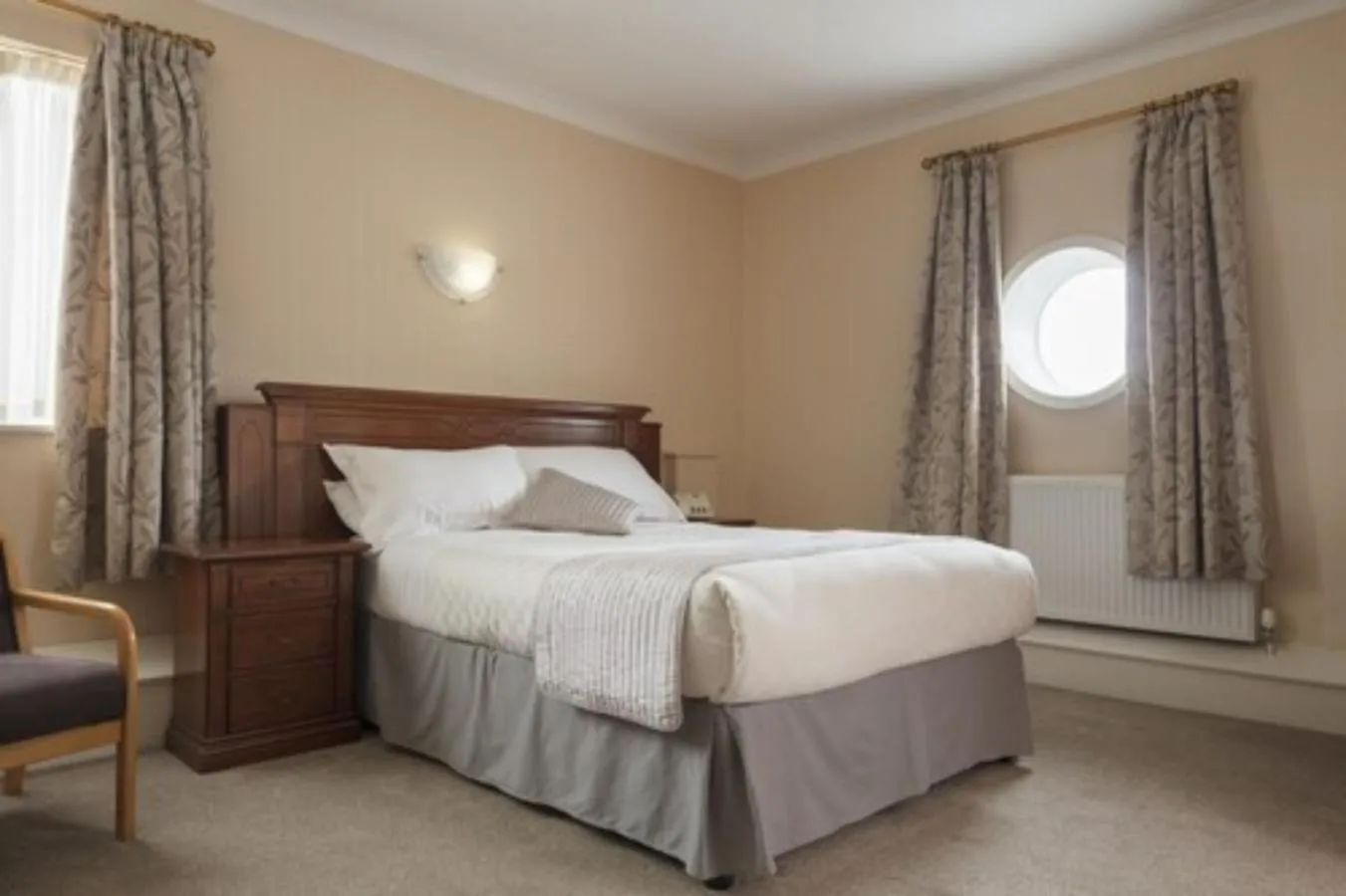 Bedroom, Bed in Alma Lodge Hotel