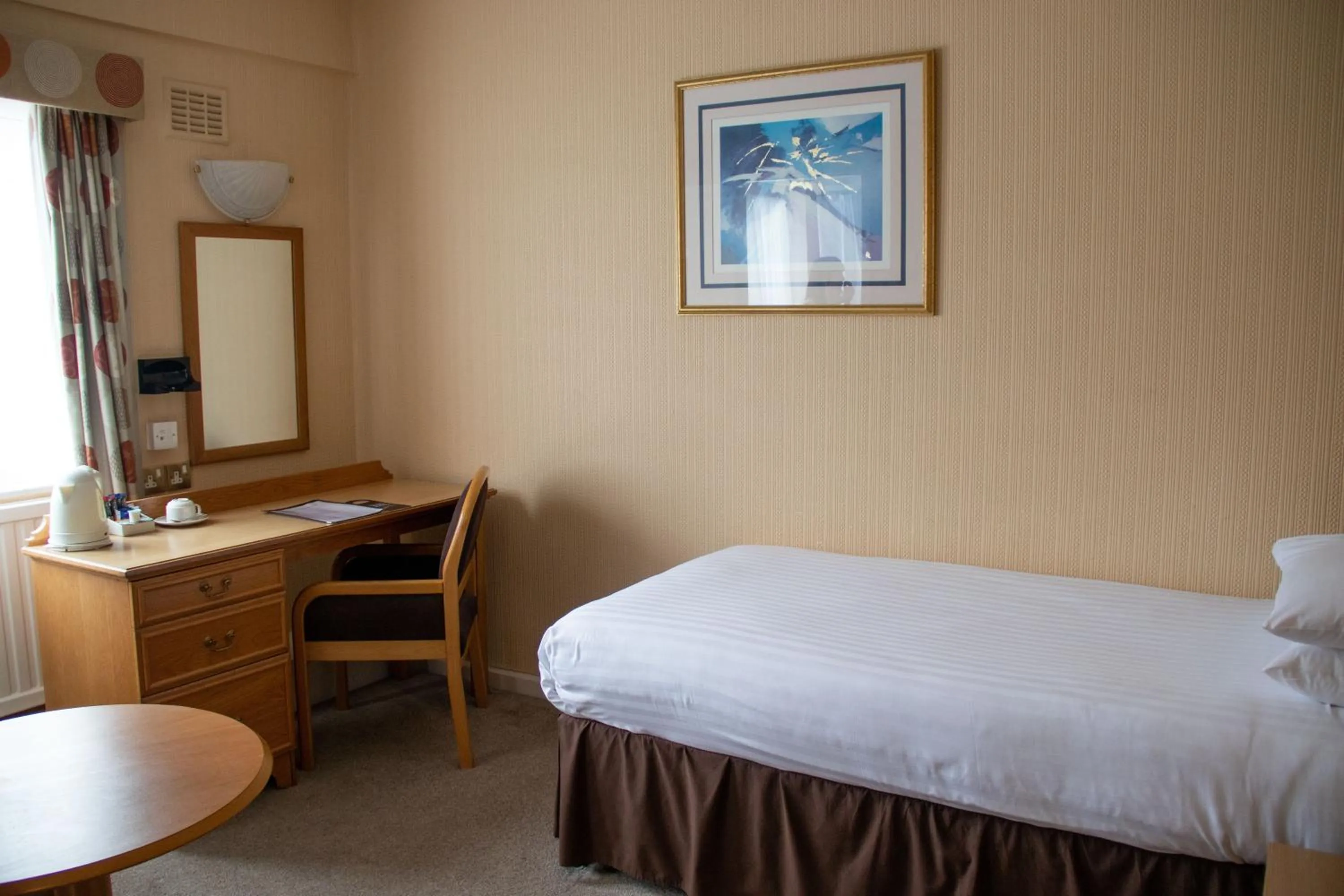 Bedroom, Bed in Alma Lodge Hotel