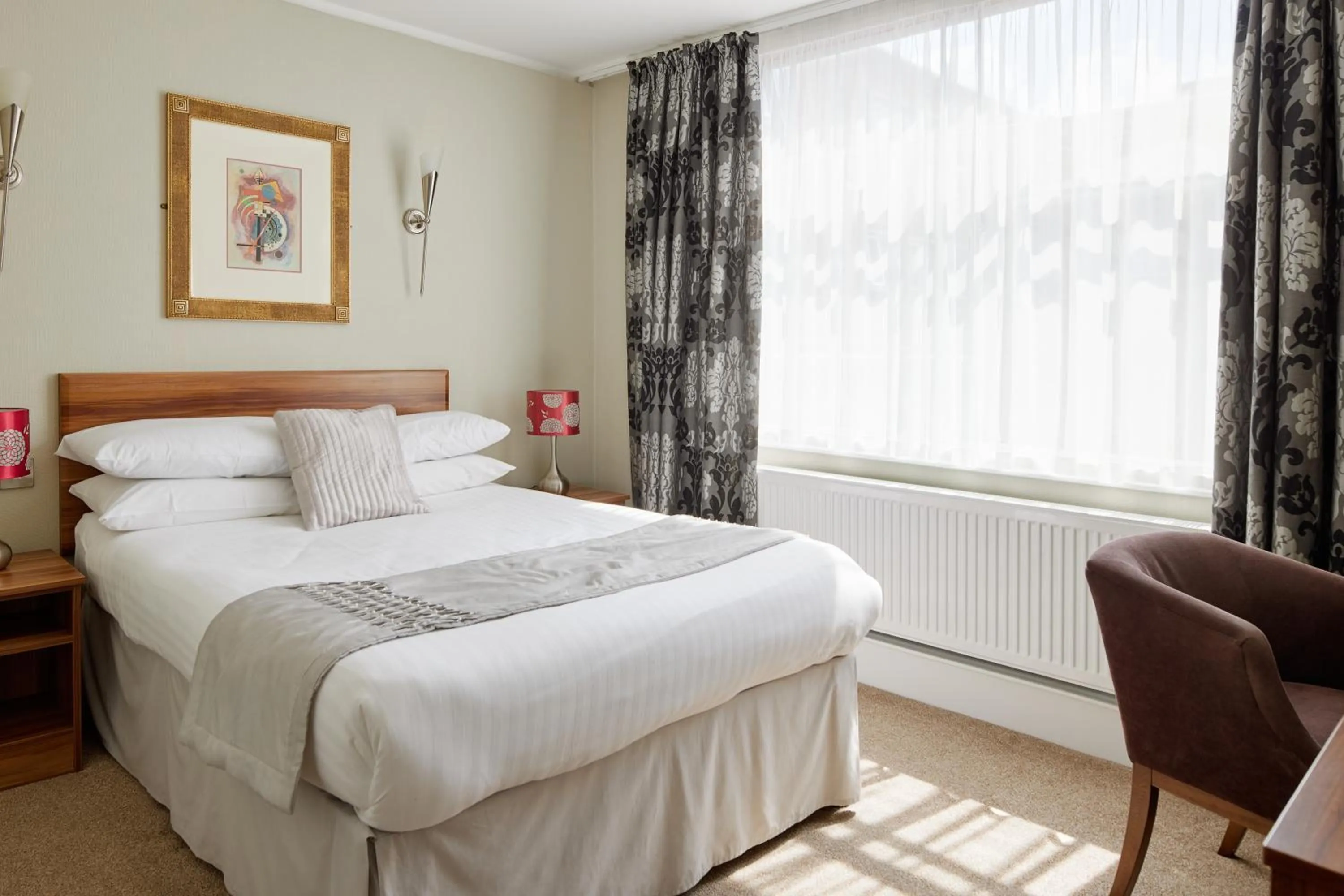 Bedroom, Bed in Alma Lodge Hotel