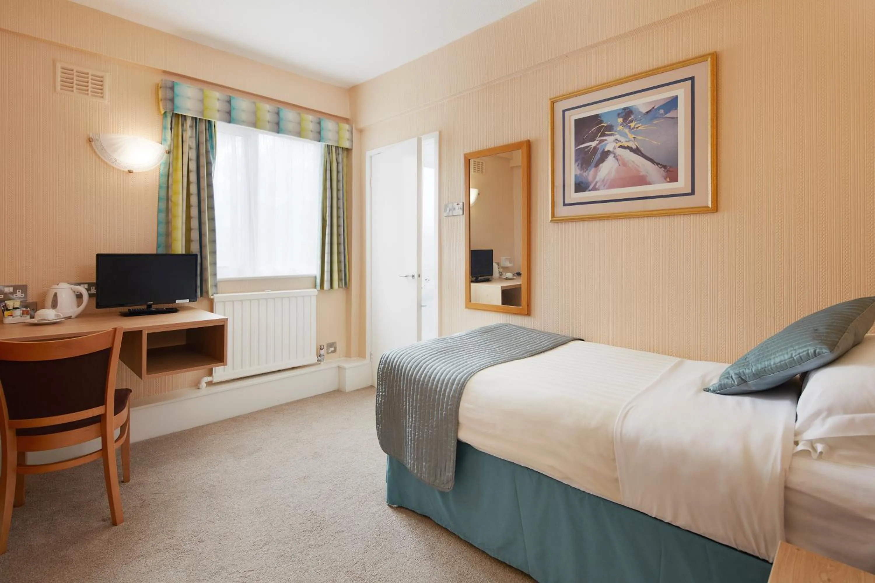 Bedroom, Bed in Alma Lodge Hotel