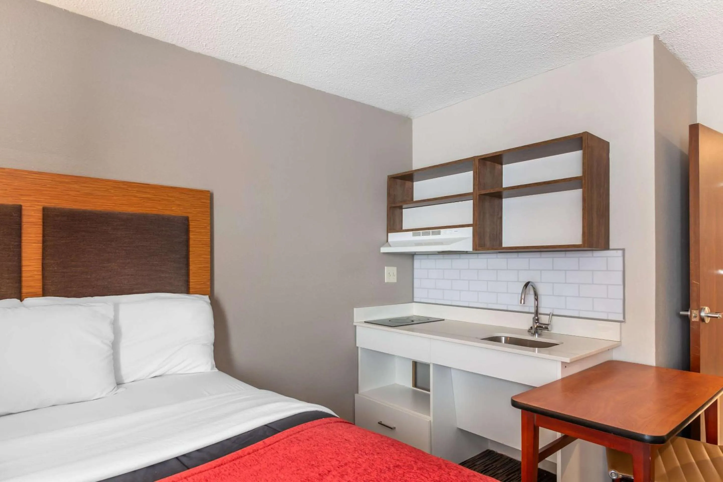 Bedroom, Bed in MainStay Suites Springfield IL