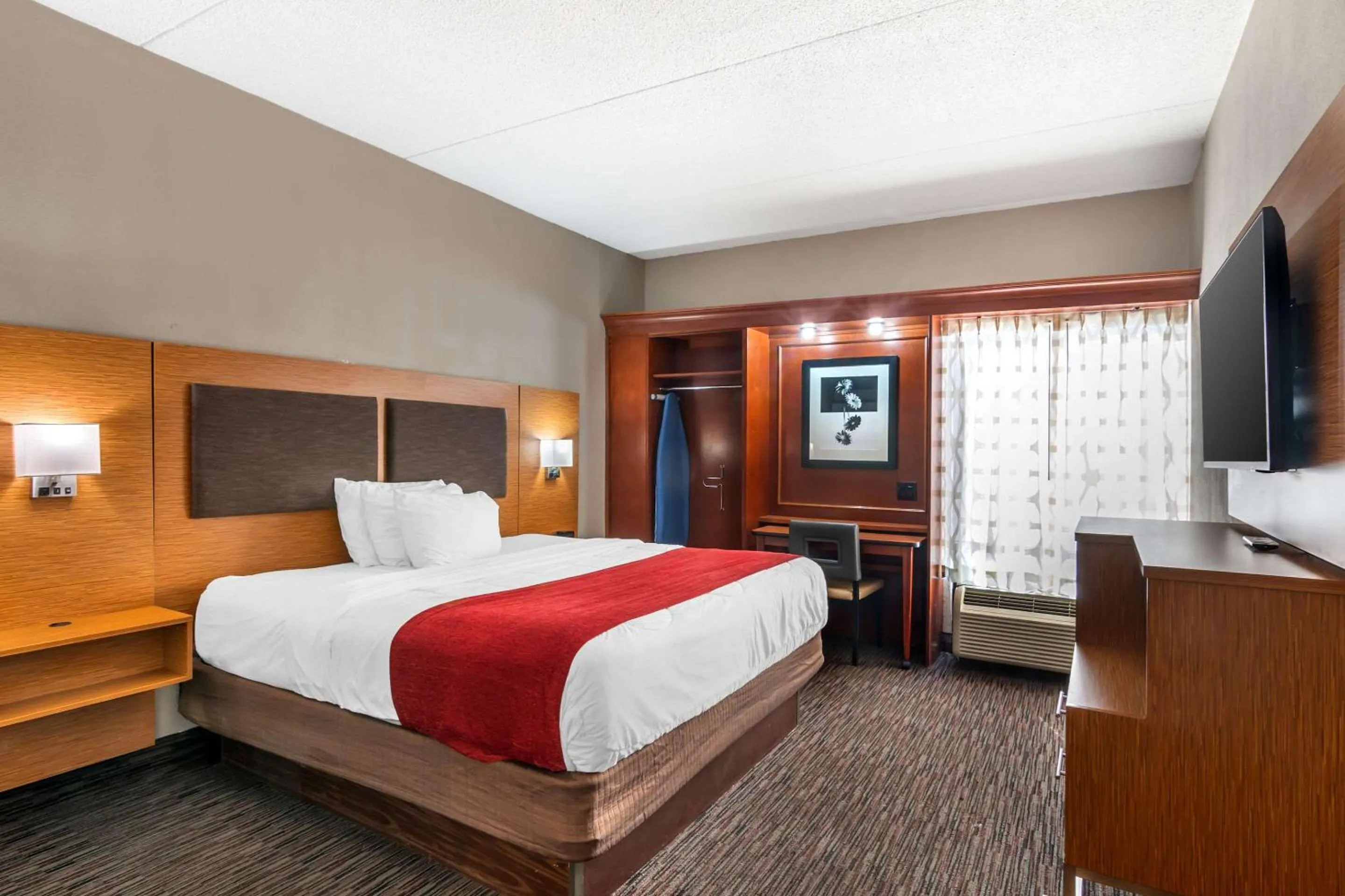 Bedroom, Bed in MainStay Suites Springfield IL