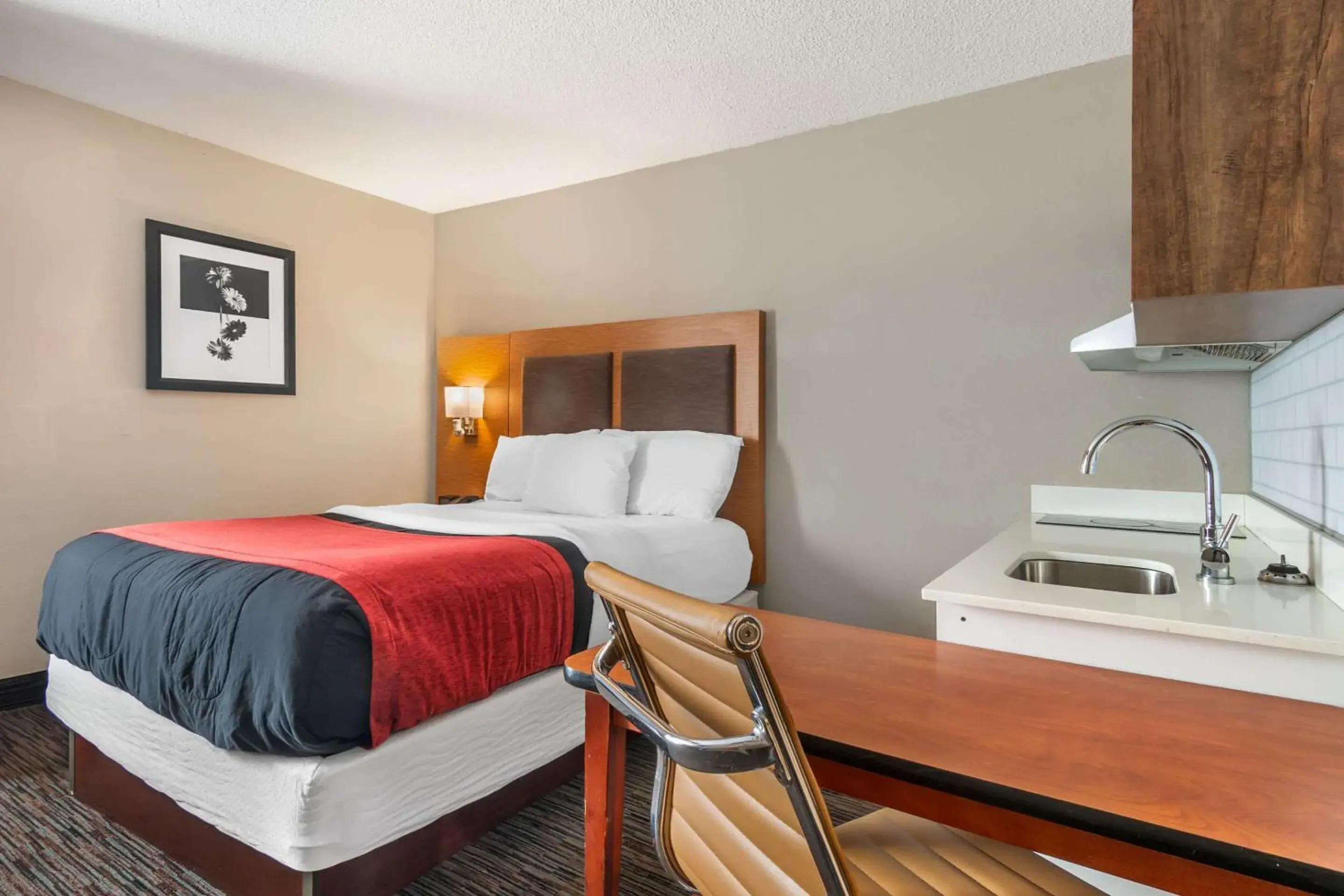 Bedroom, Bed in MainStay Suites Springfield IL Bedroom, Bed in MainStay Suites Springfield IL