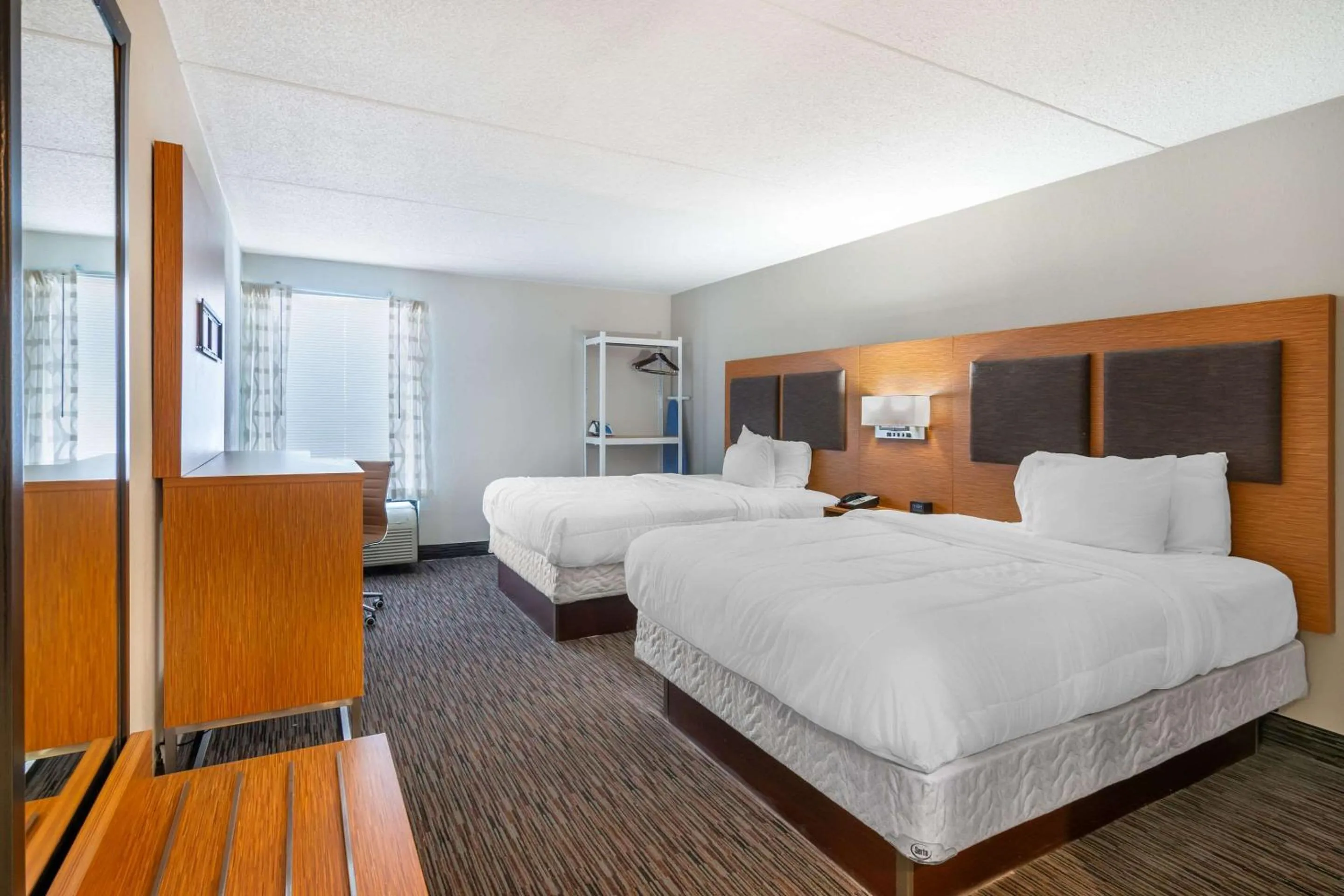 Bedroom, Bed in MainStay Suites Springfield IL