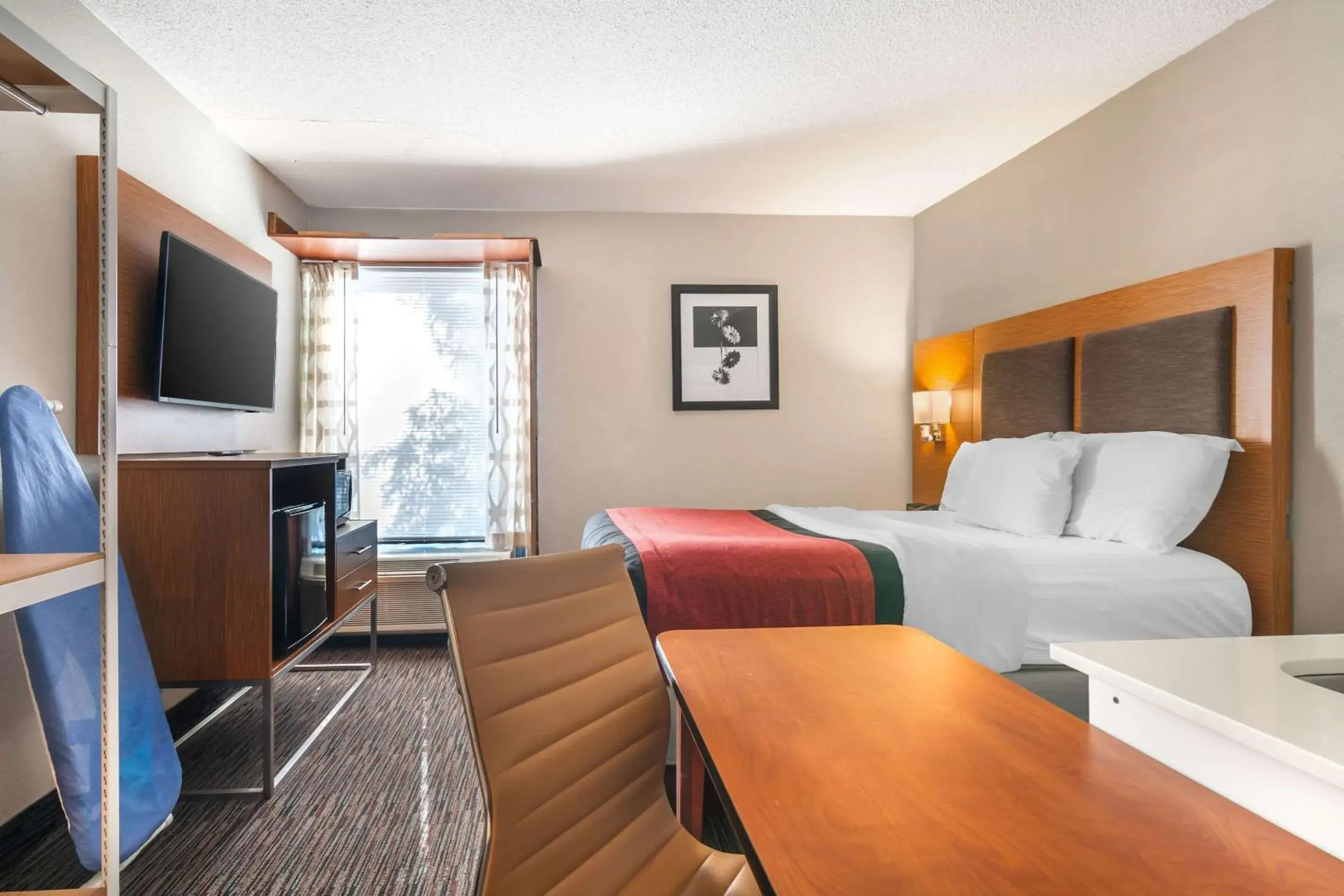 Bedroom, Bed in MainStay Suites Springfield IL Bedroom, Bed in MainStay Suites Springfield IL