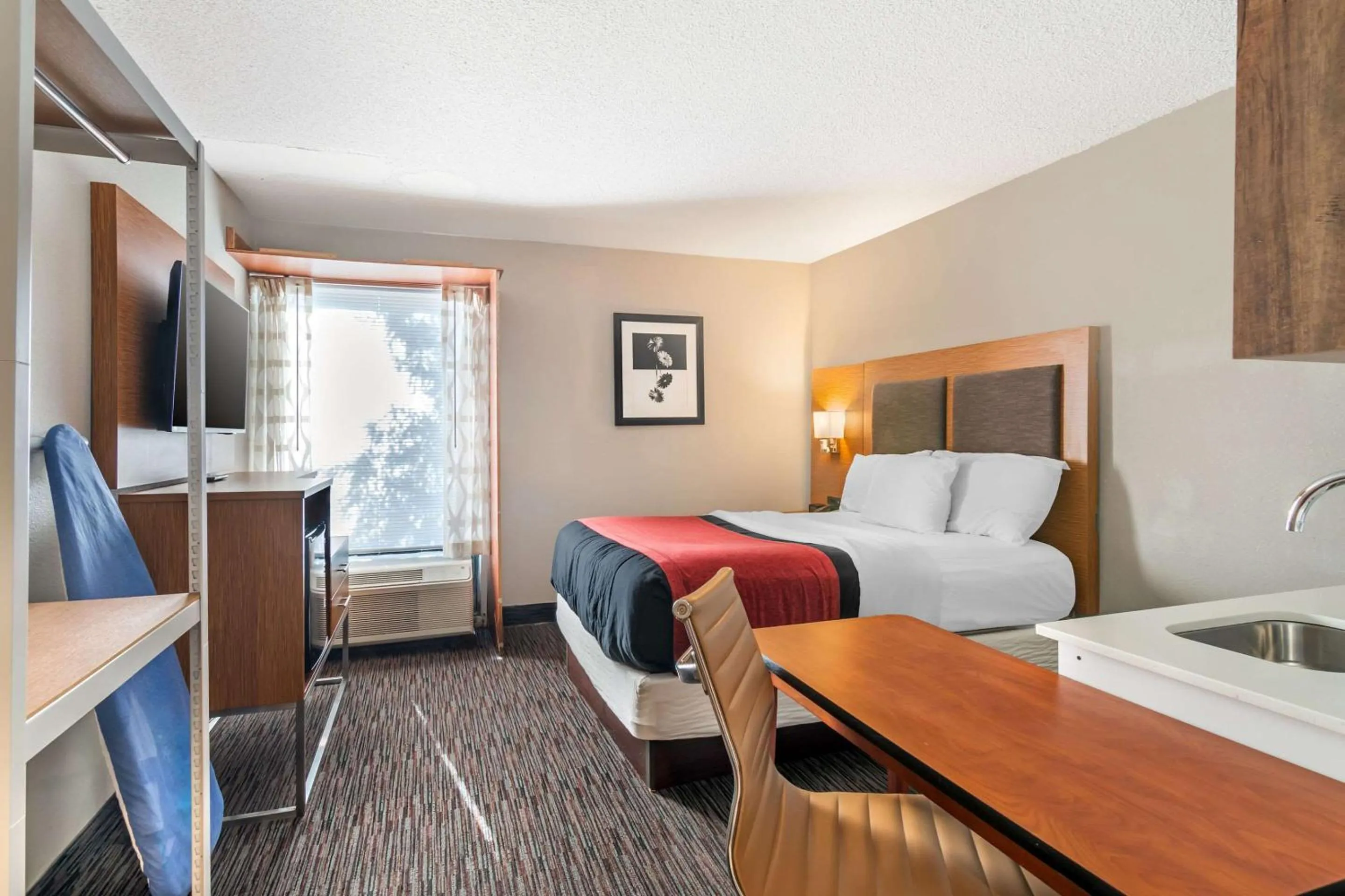 Bedroom in MainStay Suites Springfield IL