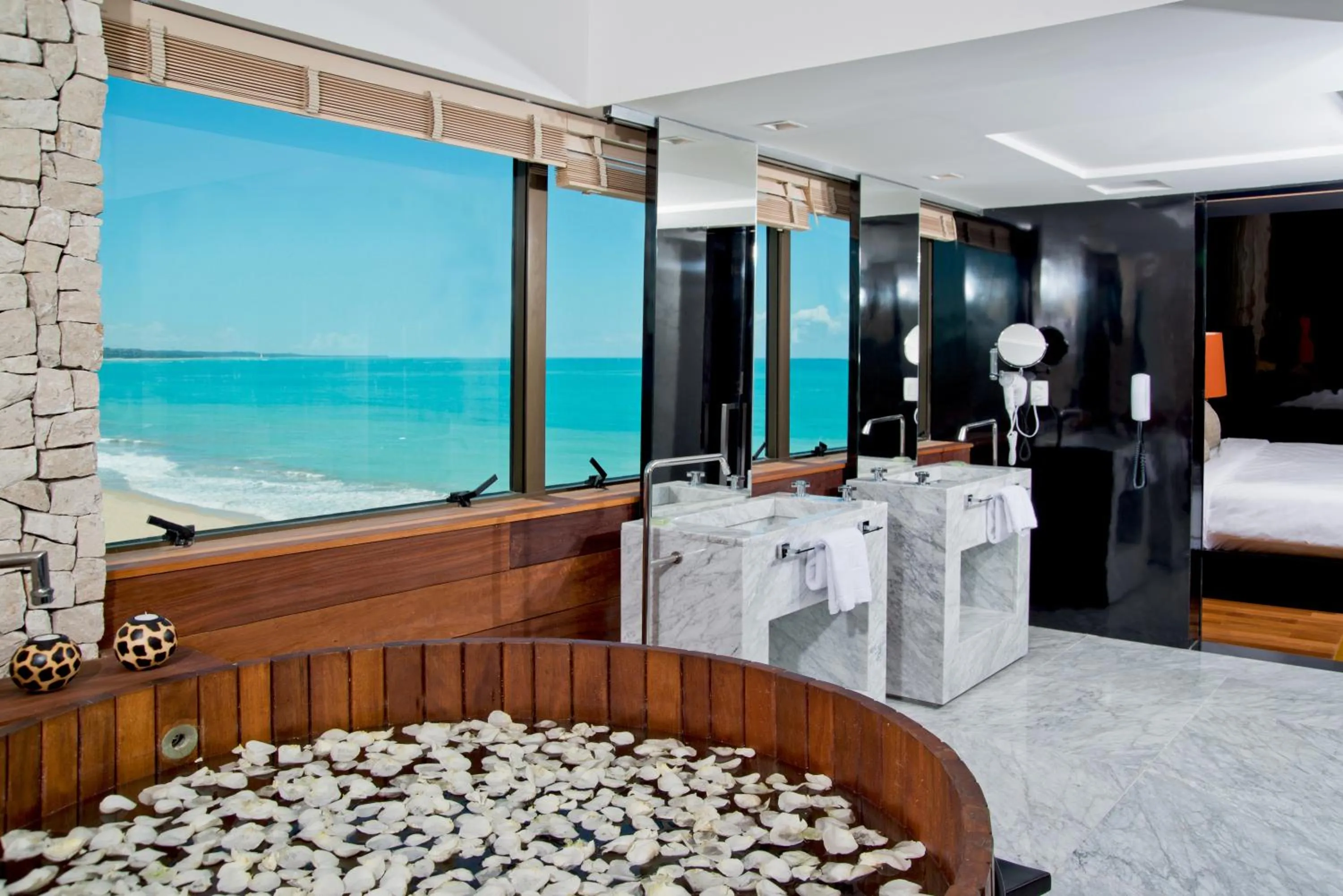 Bathroom, Bed in Ritz Lagoa da Anta Hotel & SPA