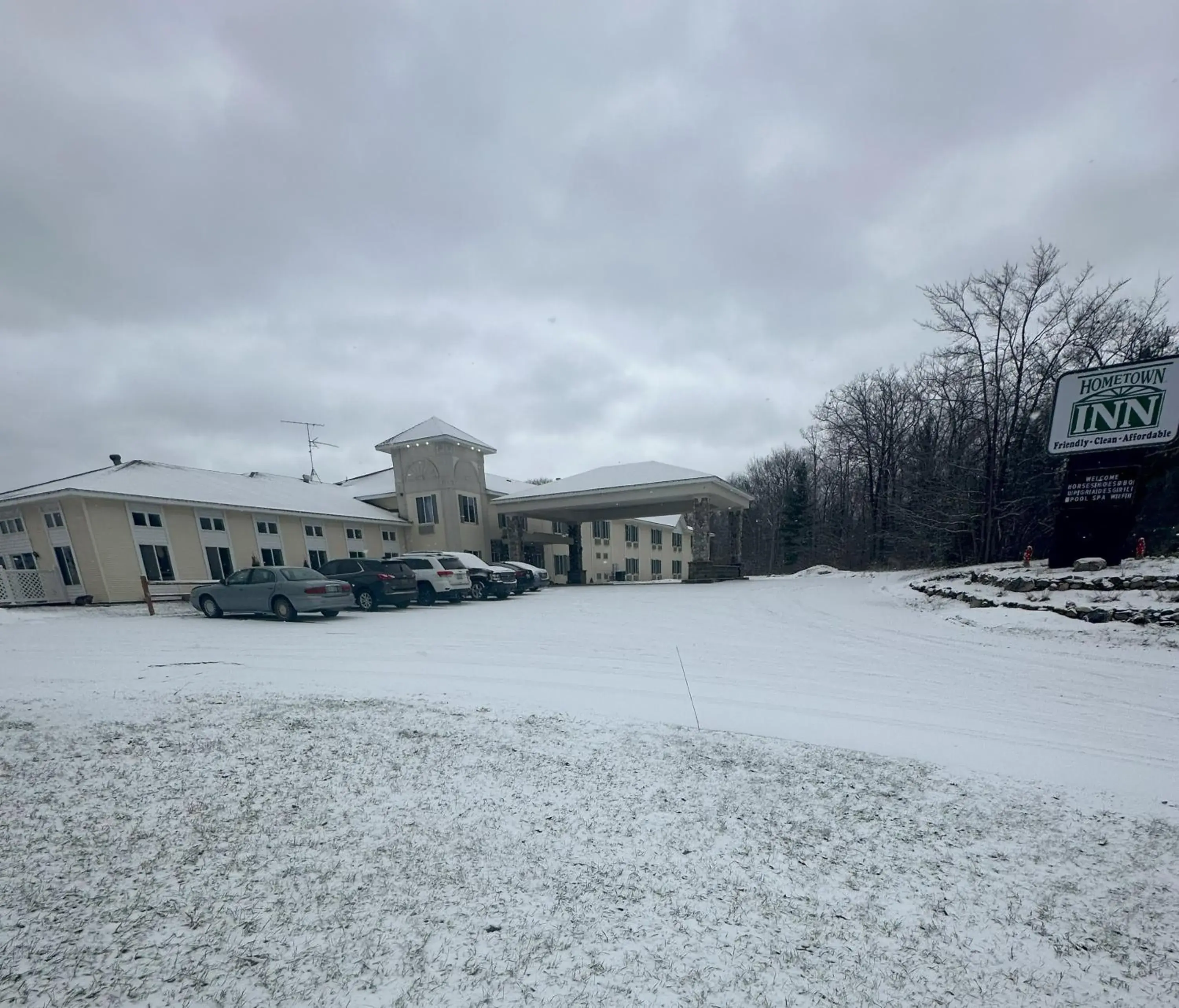 Property building in Hometown Inn Indian River Property building in Hometown Inn Indian River