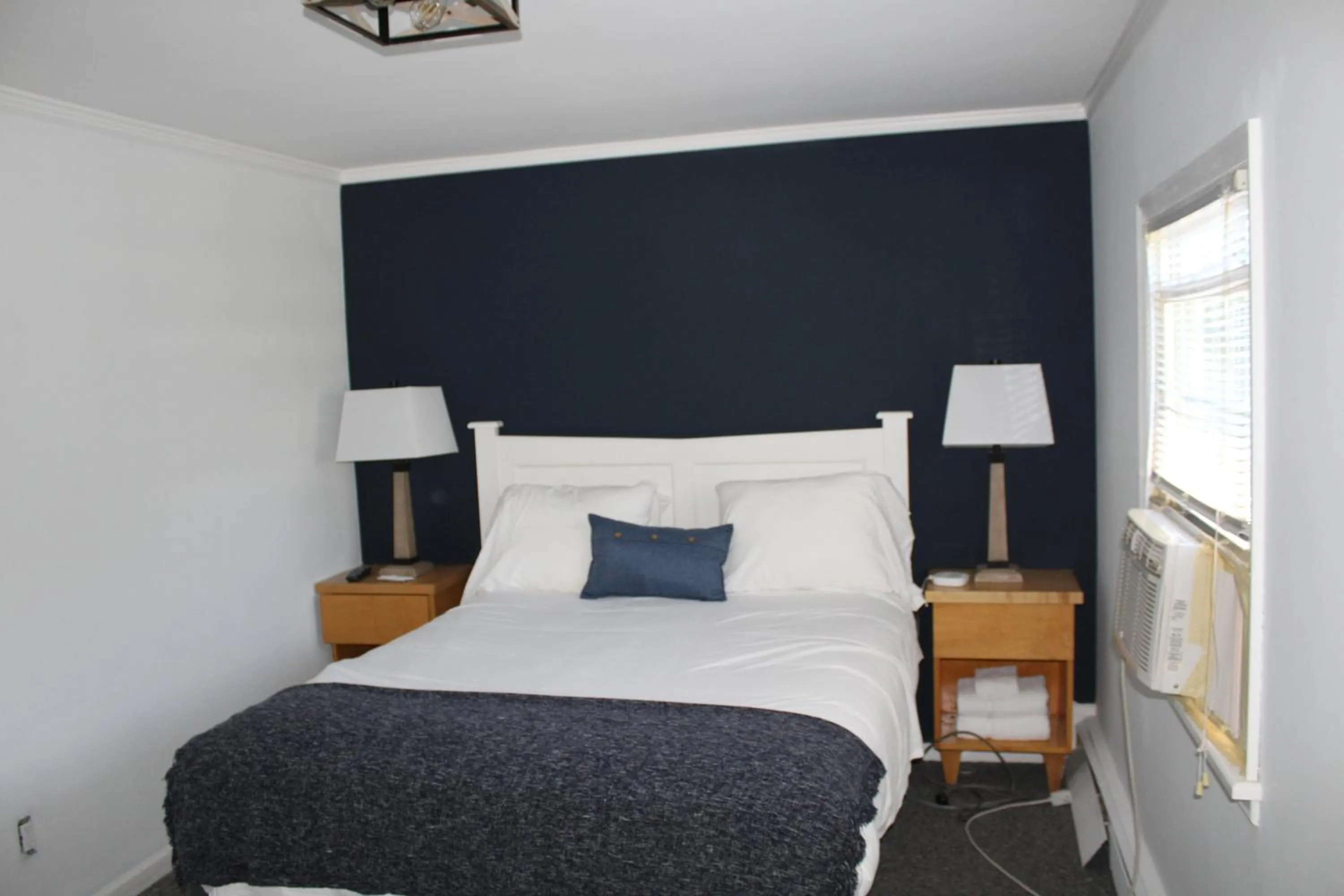 Bed in Catskill Seasons Inn