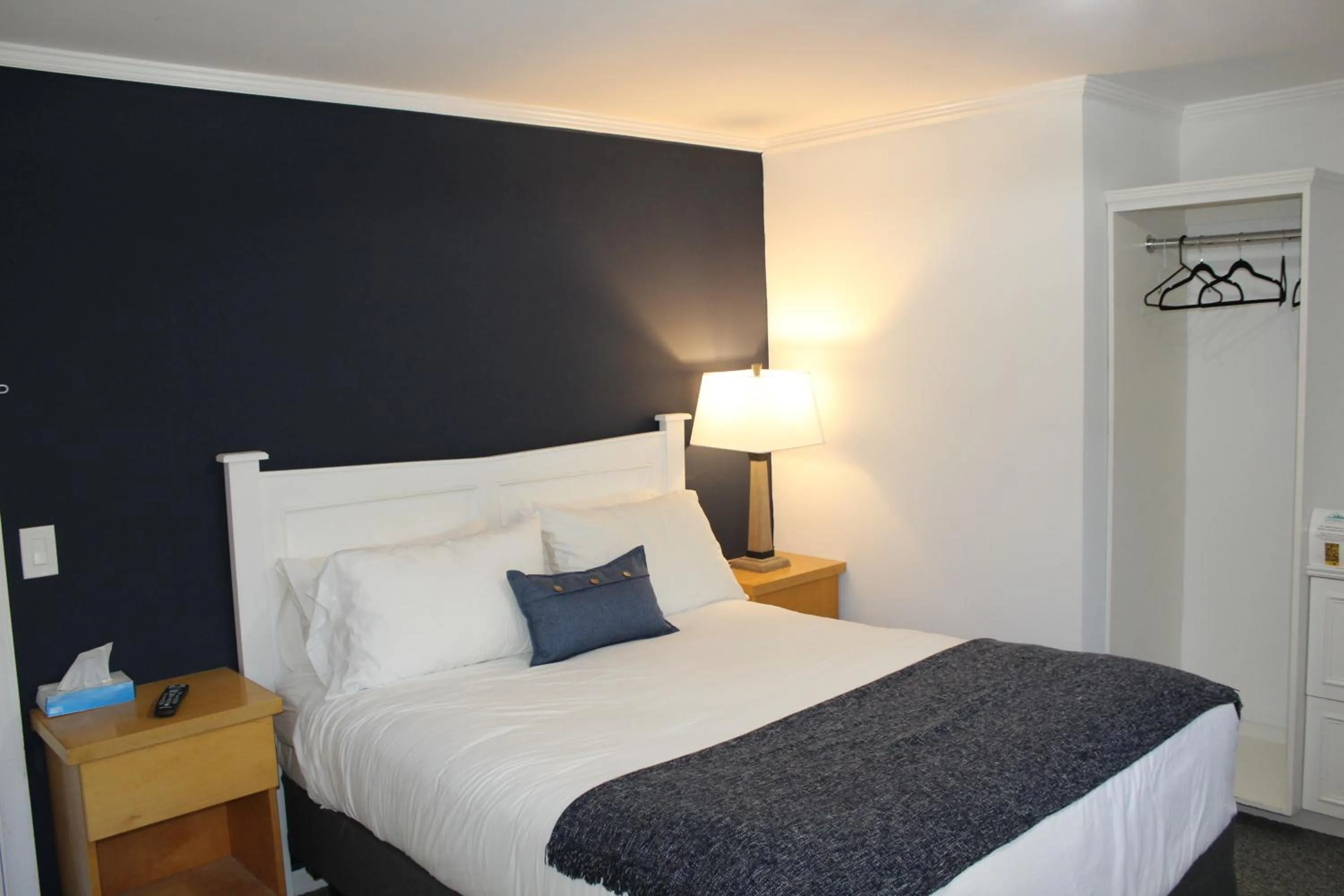 Bed in Catskill Seasons Inn