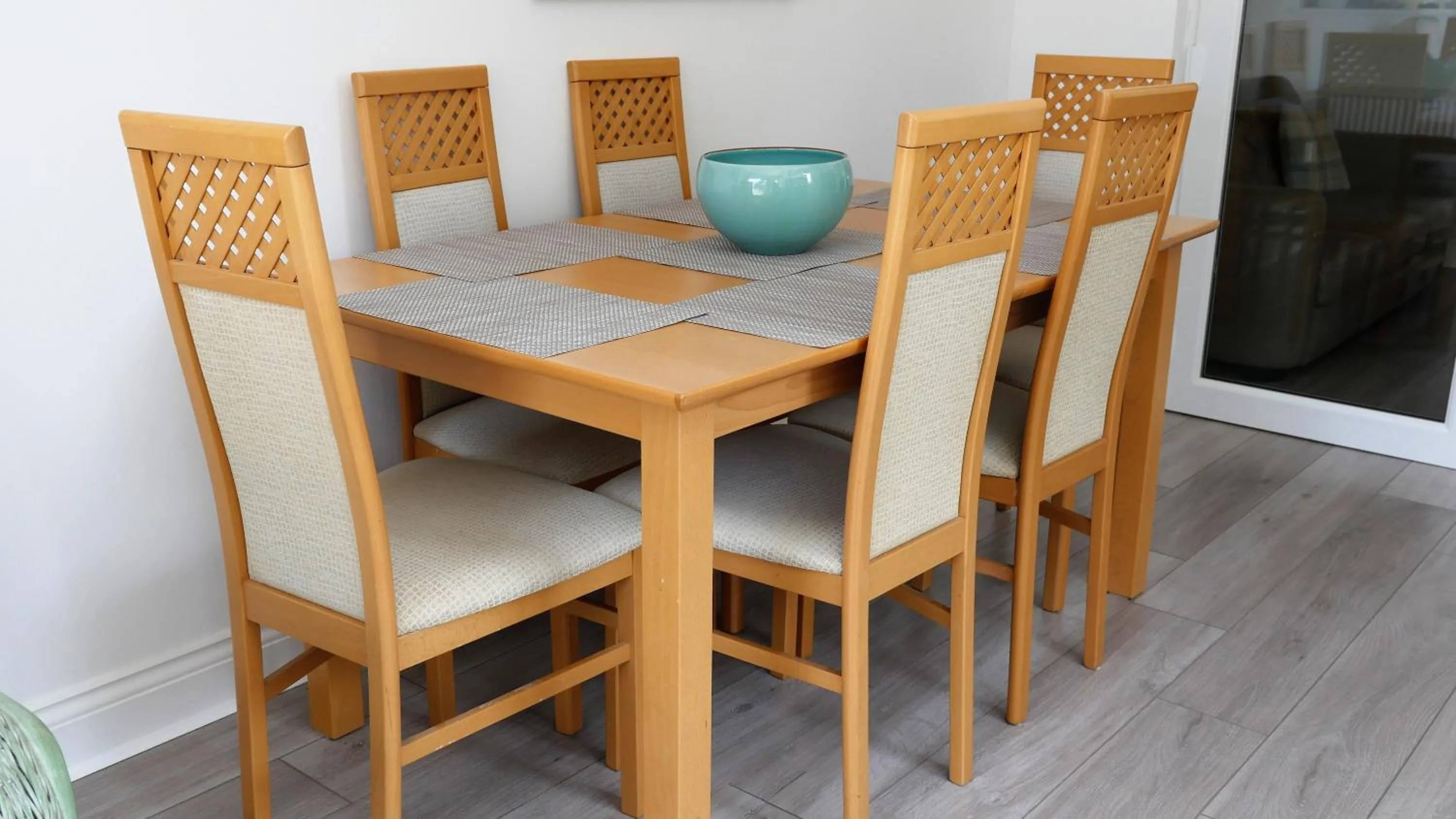 Dining area in Airport Reach