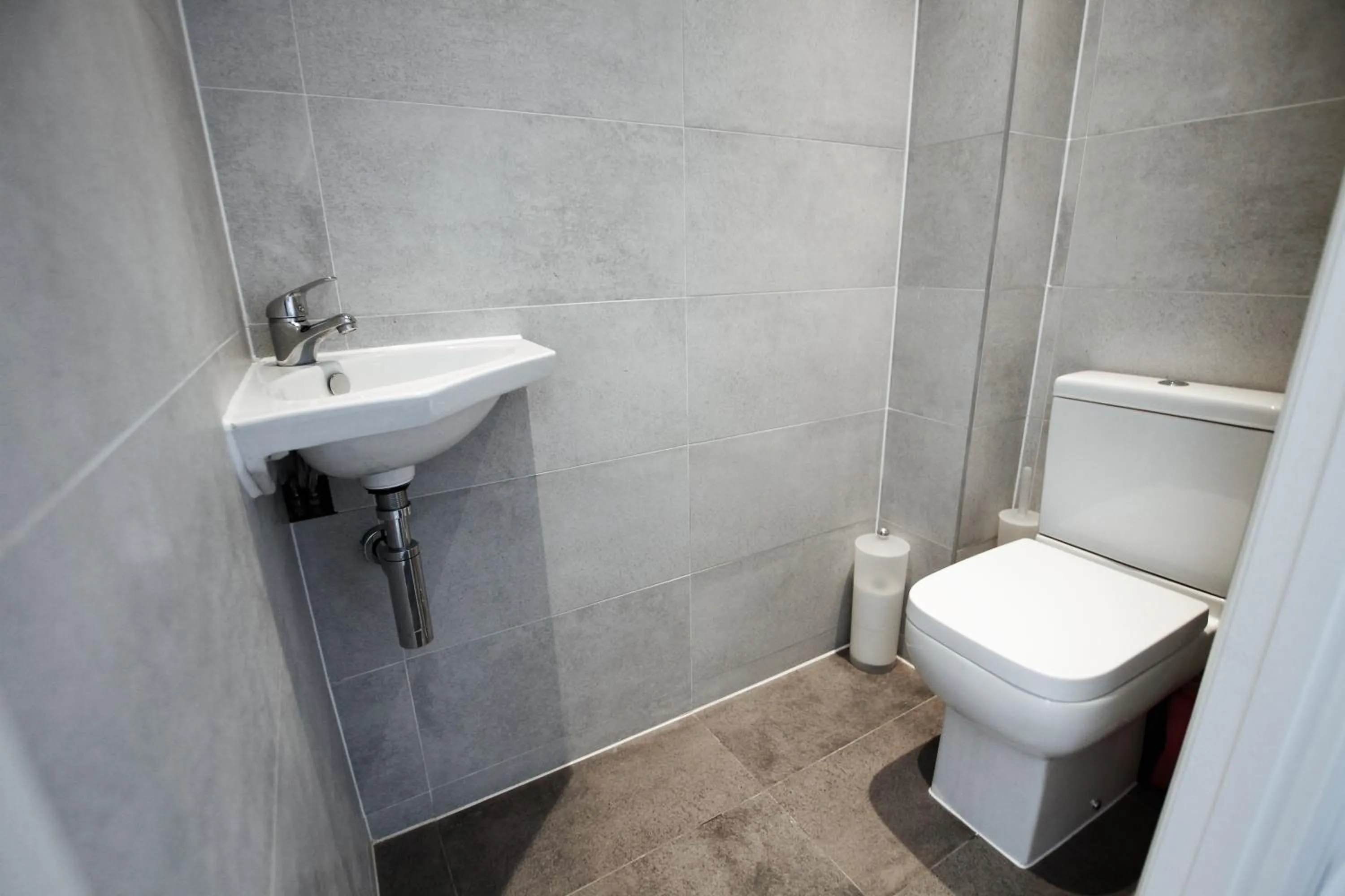 Toilet in Airport Reach